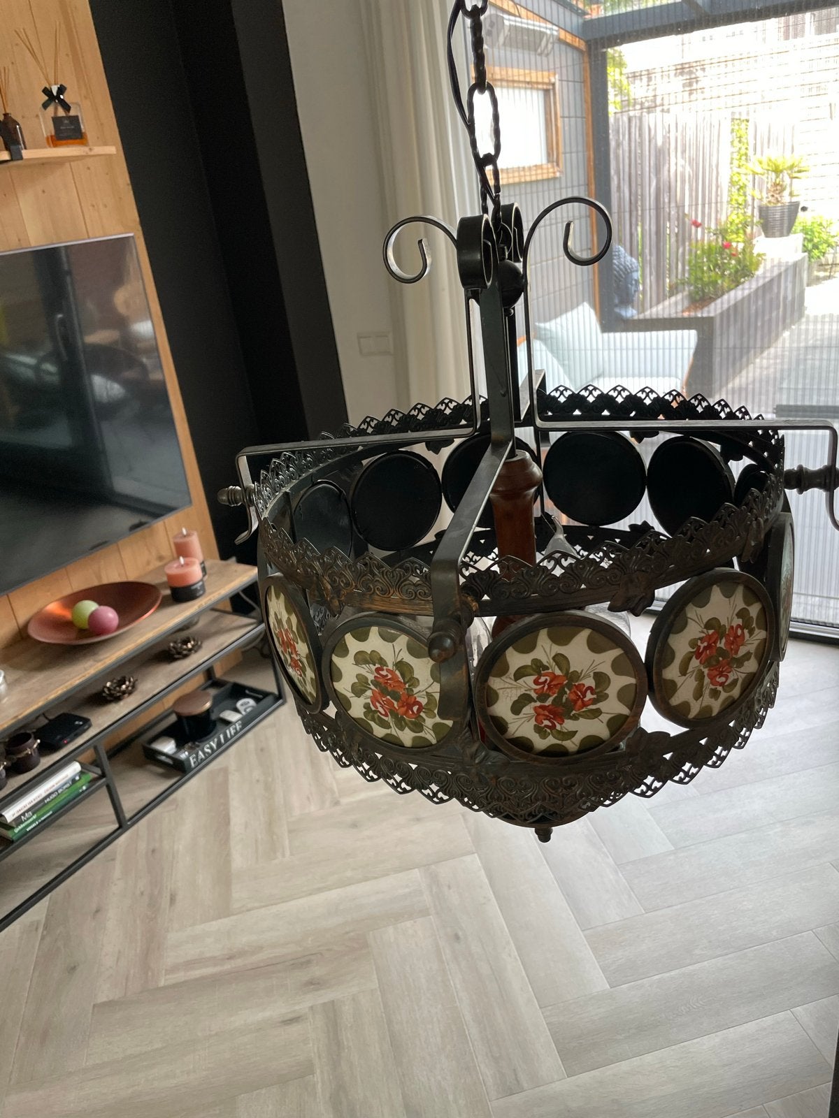 Franse bronzen kroonluchter jaren '70 met faience bloemen, Ophalen