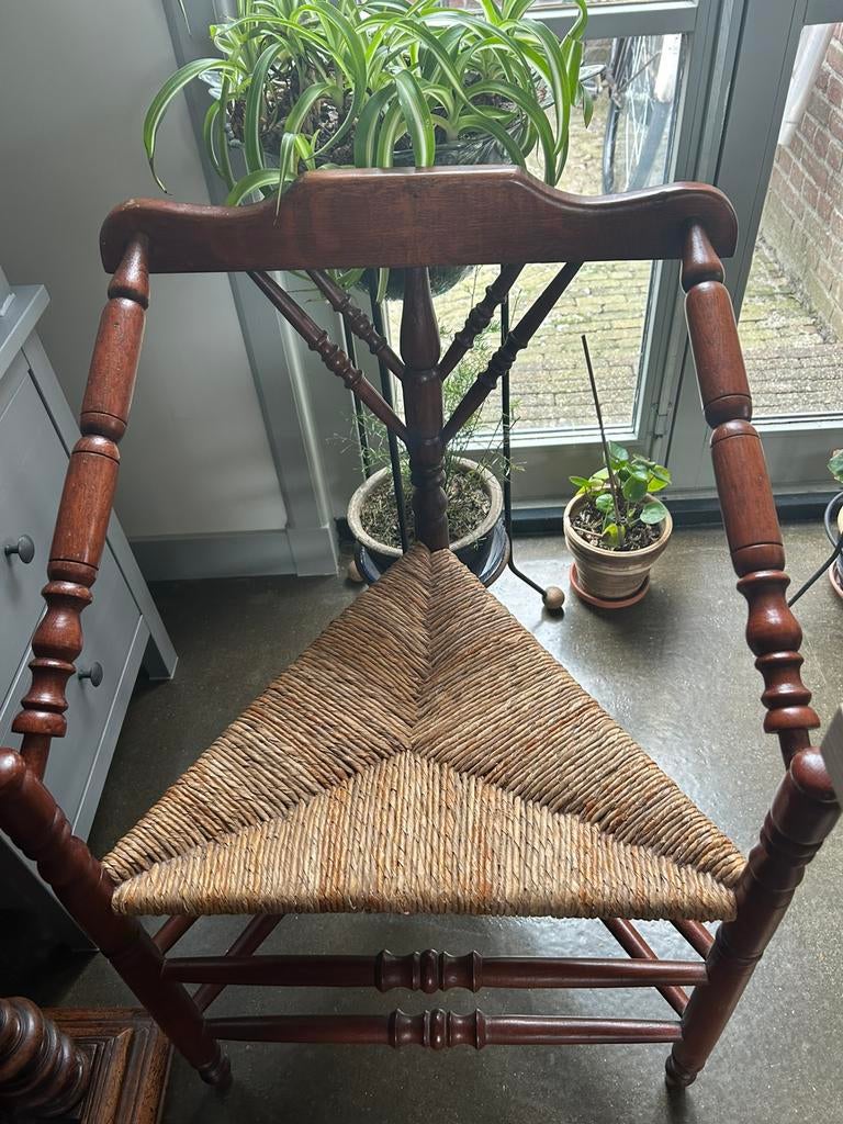 Antiek 2 stuks hoekstoel breistoel driehoek stoel drie poten, Antiek en Kunst, Antiek | Meubels | Stoelen en Banken, Ophalen