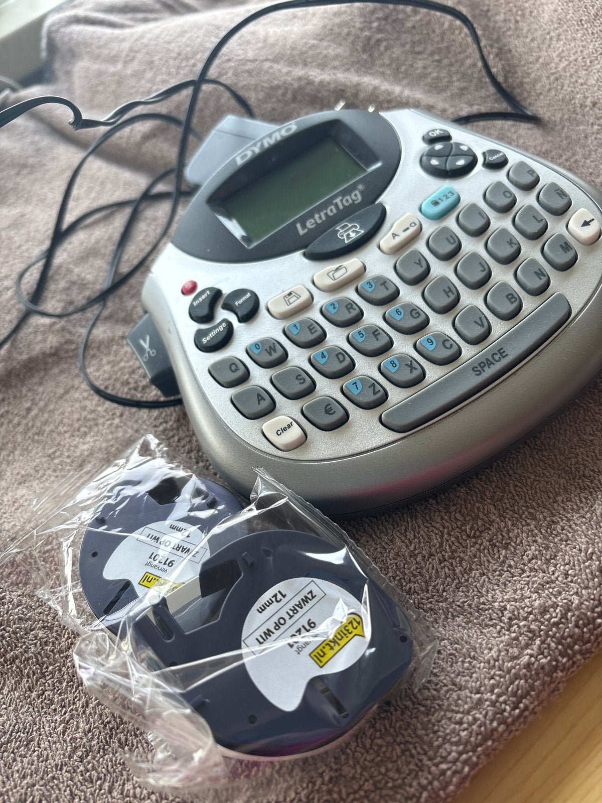 Dymo LetraTag labelmaker met 2 nieuwe tapes, Computers en Software, Ophalen of Verzenden, Gebruikt, Qwerty, Tape-label