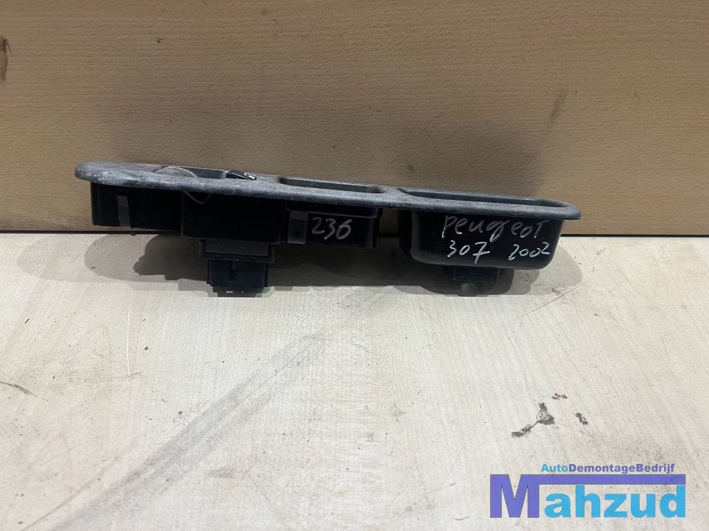 PEUGEOT 307 rechts voor raam schakelaar 2000-2007, Taurusavenue 1
2132 LS  Hoofddorp, NL, Gebruikt, Contact.group@renault.com