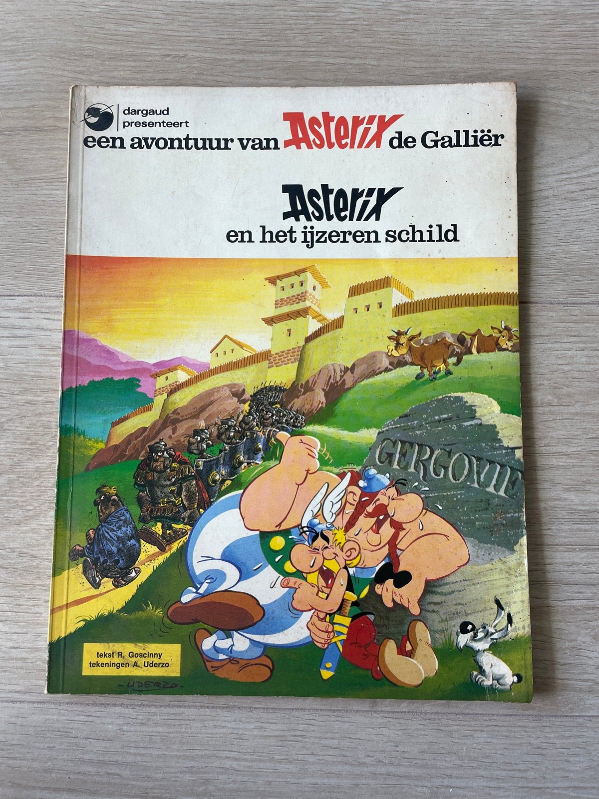 Asterix en het ijzeren schild - Dargaud, Eén stripboek, Ophalen of Verzenden, Gelezen