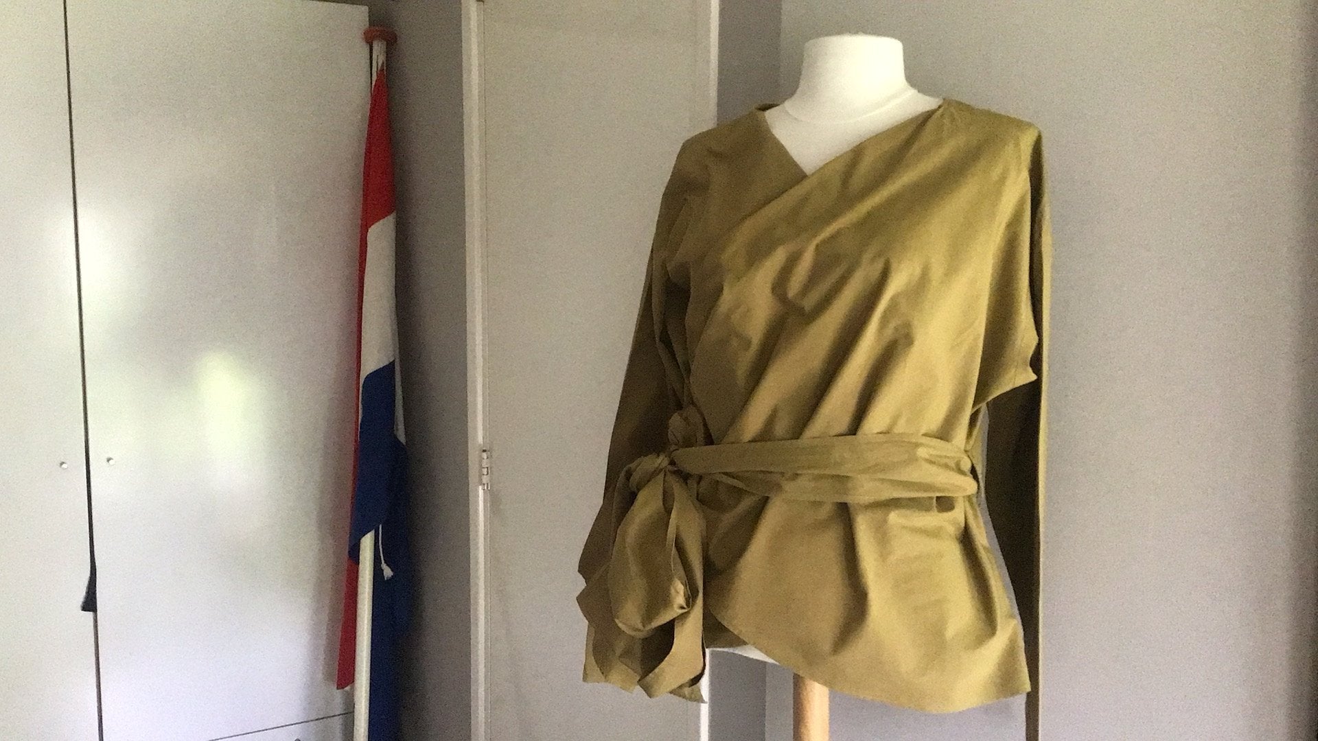 Uniqlo wikkelblouse, Kleding | Dames, Blouses en Tunieken, Ophalen of Verzenden, Zo goed als nieuw, Maat 38/40 (M)