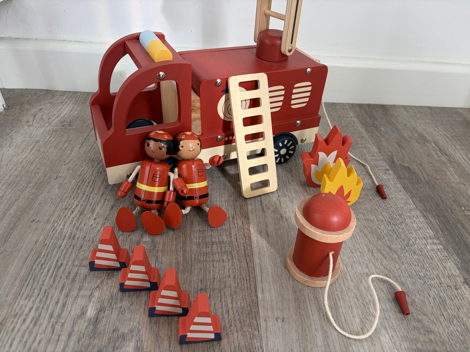 Petite Amelie Houten Brandweerauto met Accessoires, Kinderen en Baby's, Ophalen of Verzenden, Zo goed als nieuw
