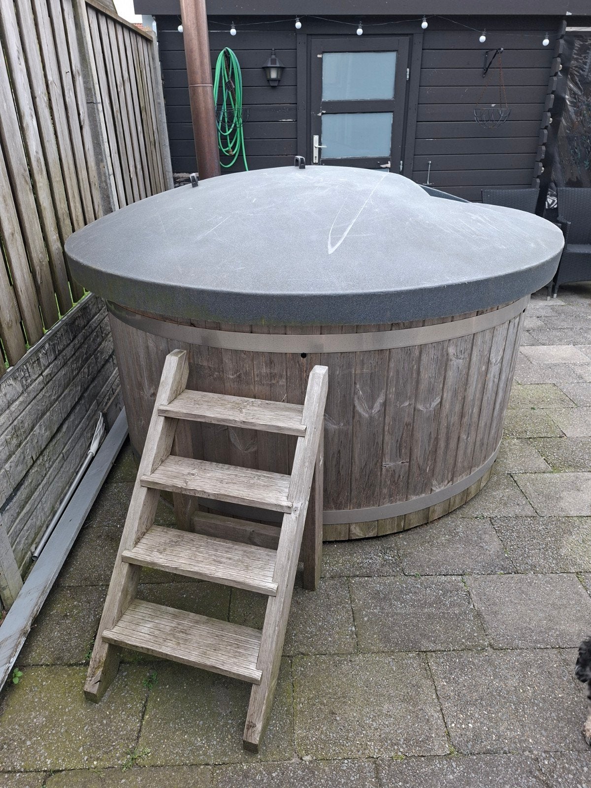 6-persoons Welltub Houtgestookte Hottub, Ophalen of Verzenden, Gebruikt, Trap, Vast