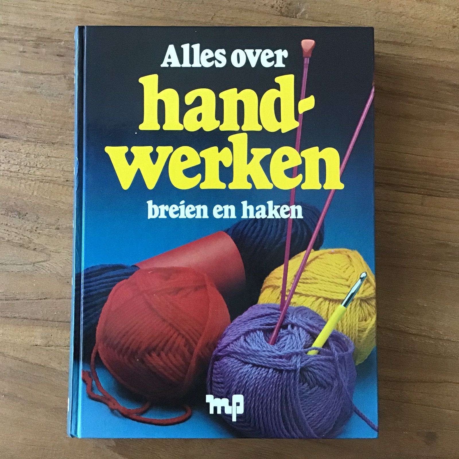 Alles over handwerken - breien en haken - 140 patronen, Ophalen of Verzenden, Zo goed als nieuw, Breien of Haken, Patroon of Boek