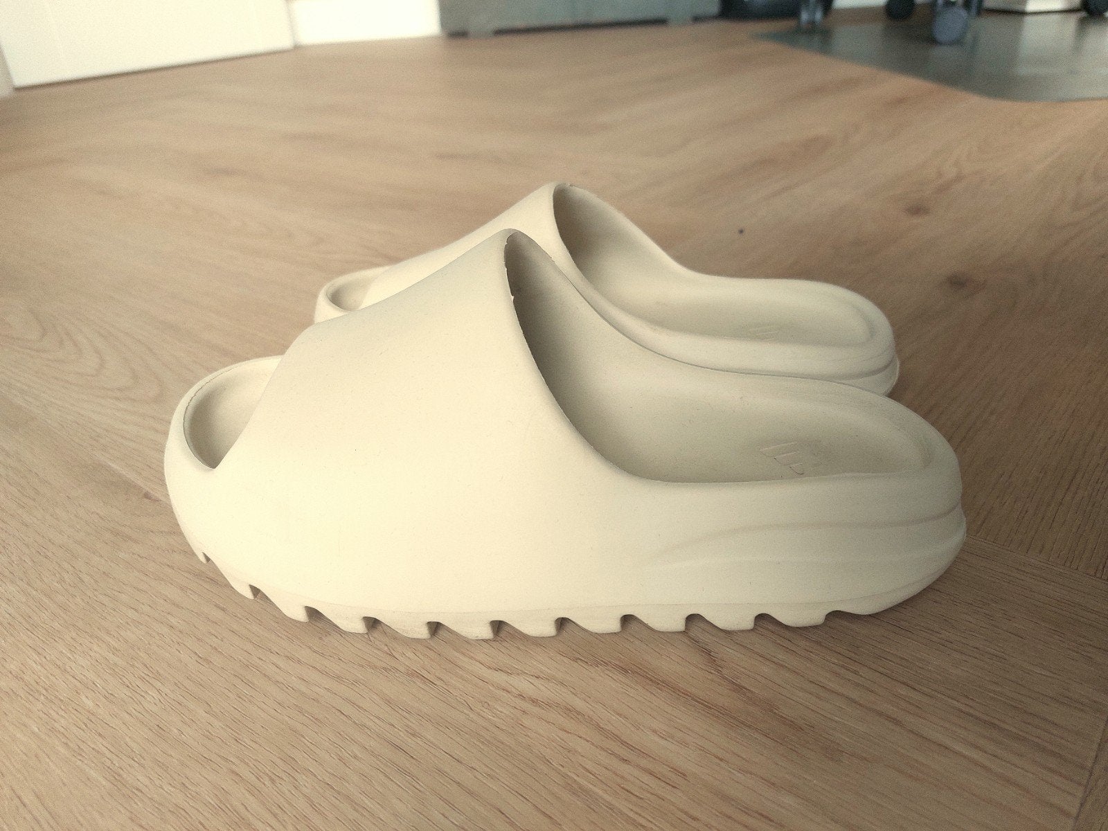 Slippers Adidas Yeezy Slide Bone beige

85 - 105 €

Een paar, Verzenden, Gedragen, Adidas Yeezy