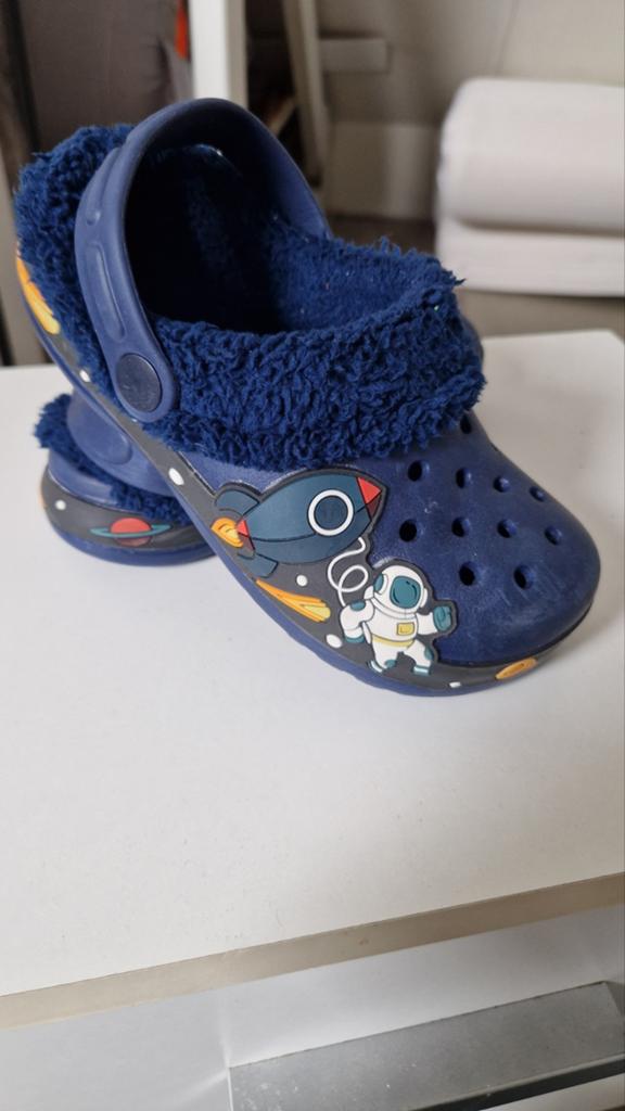Kinderklompjes met ruimtevaartthema en warme voering, Kinderen en Baby's, Kinderkleding | Schoenen en Sokken, Ophalen, Gebruikt