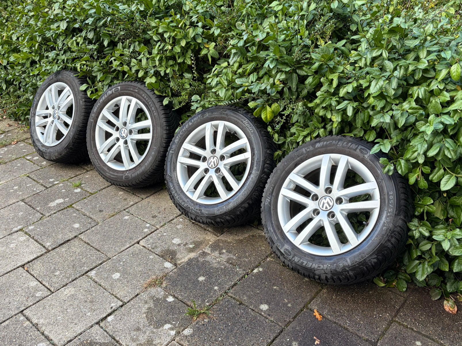 16 inch Volkswagen wielen met Michelin winterbanden 6-7mm, Ophalen, Velg(en), 16 inch, 205 mm