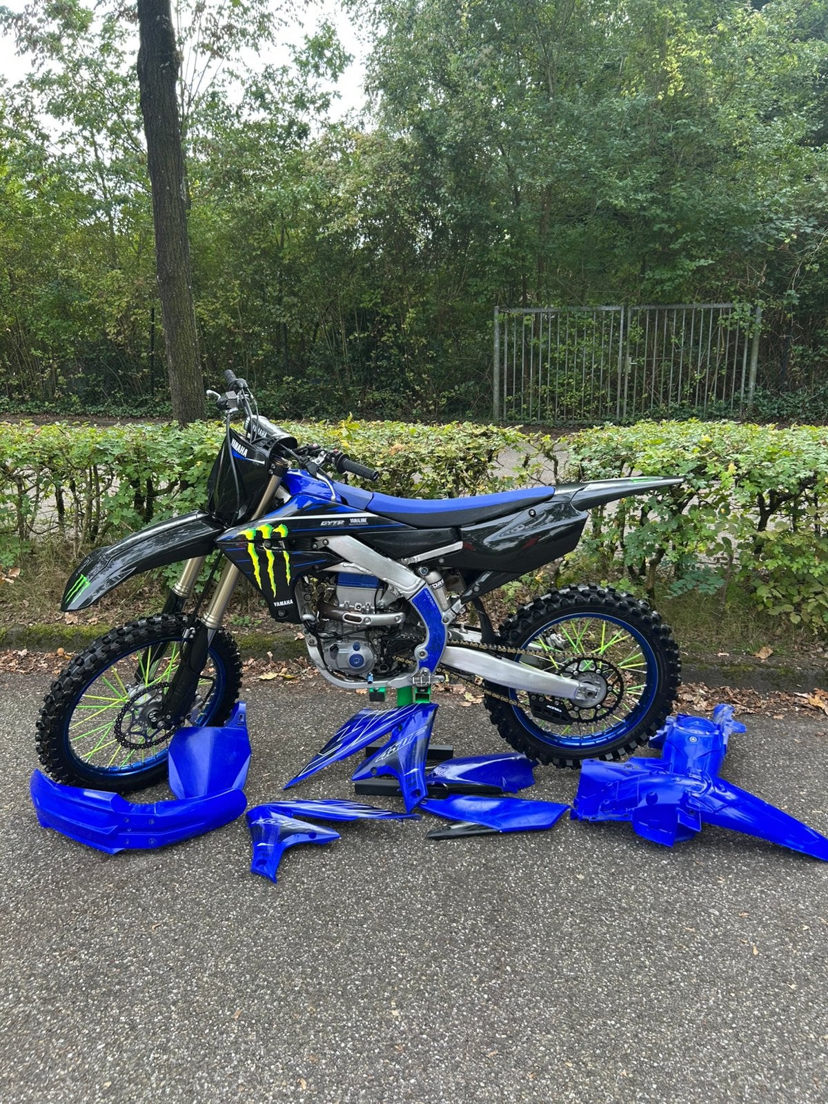 YZ450F 2022 MONSTER, Fietsen en Brommers, Ophalen, Zo goed als nieuw, Overige merken