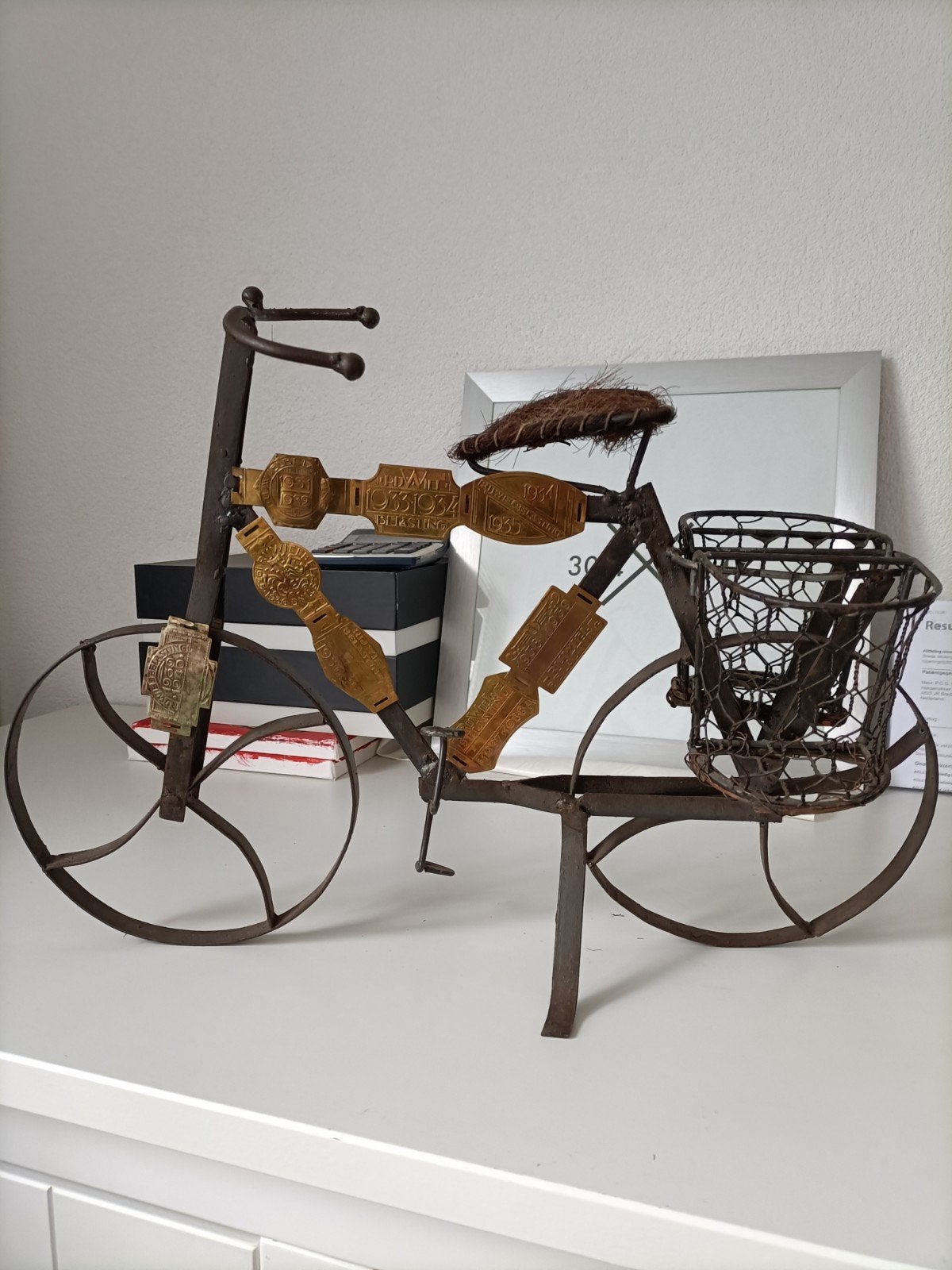 Decoratief fietsje met belastingplaatjes en zijmandjes, Antiek en Kunst, Ophalen of Verzenden