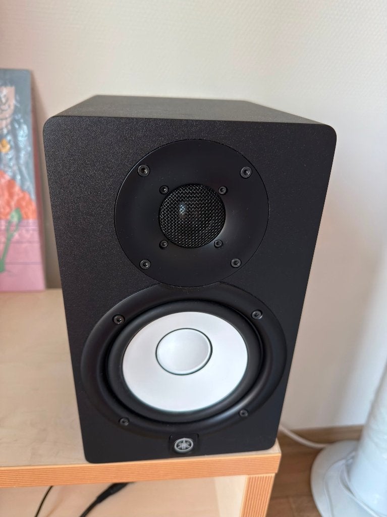 Yamaha HS5 speaker