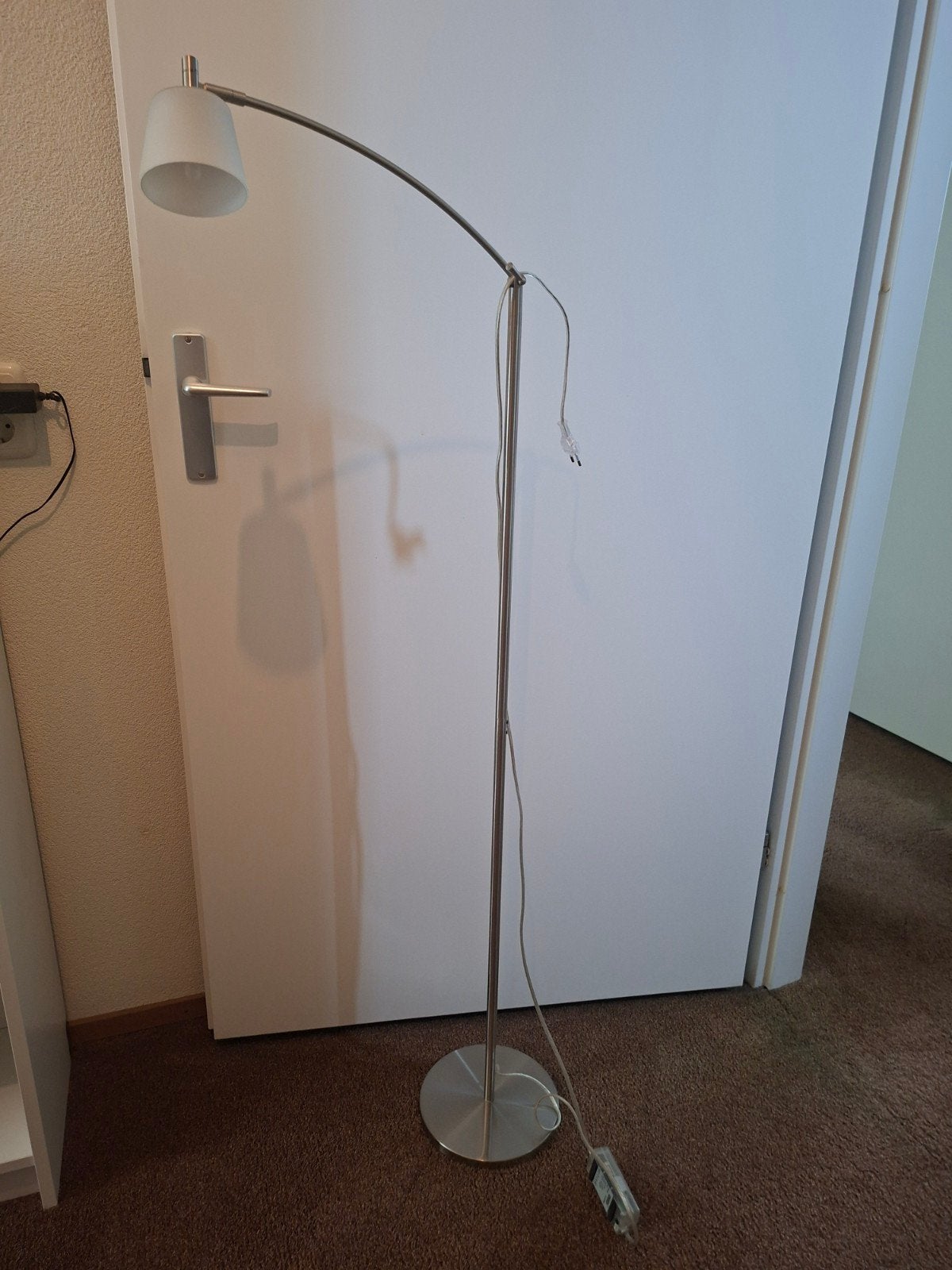 Moderne booglamp met witte kap, Huis en Inrichting, Lampen | Vloerlampen, Ophalen, Gebruikt, E27 (groot), Modern