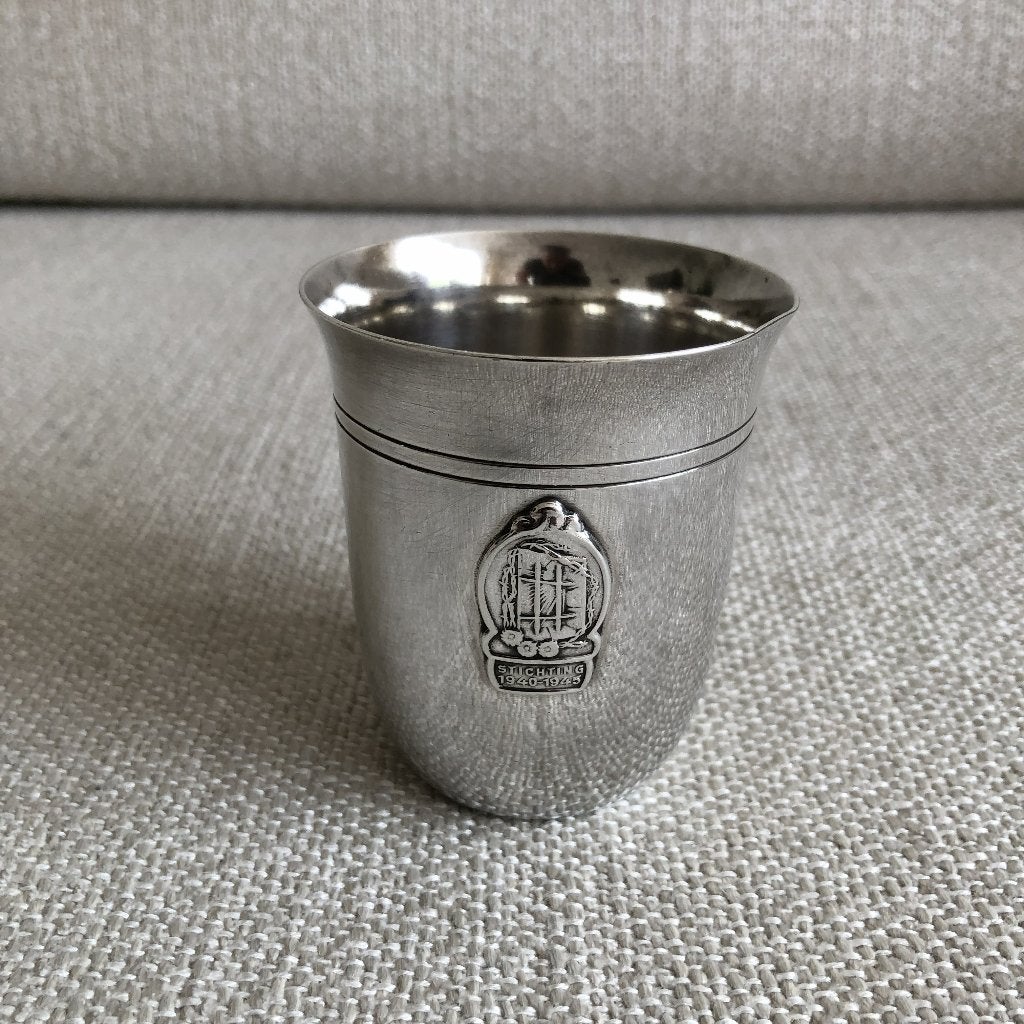 Sola 100 verzilverde beker Stichting 1940-1945, Ophalen