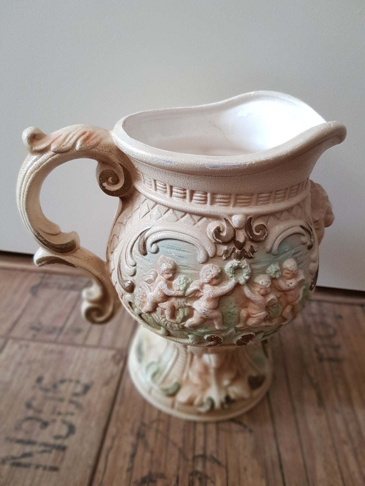 vintage keramieken kan (pitcher) met engeltjes reliëf, Ophalen of Verzenden