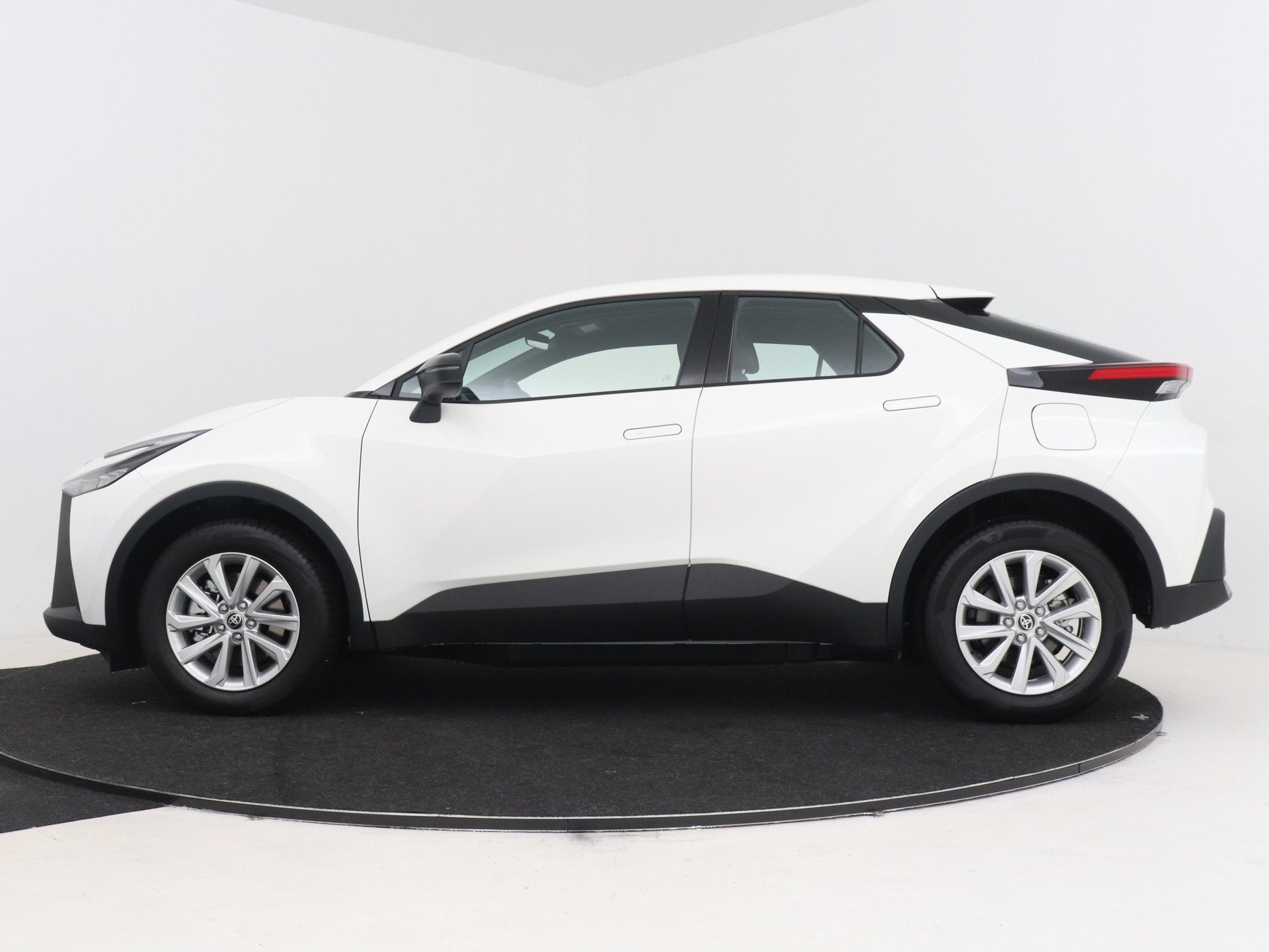 Toyota C-HR 2.0 Plug-in Hybrid 220 Active (bj 2025), Auto's, 12 maanden, Stof, 725 kg, 179 pk