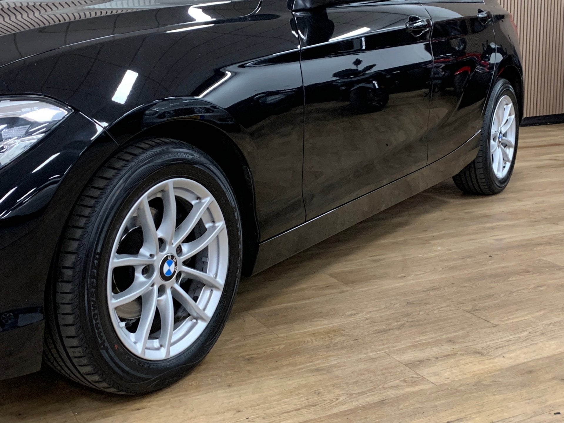 BMW 1-serie 118i Executive|Automaat|Navigatie|Climate Contro, Gebruikt, Zwart, Origineel Nederlands, Bedrijf