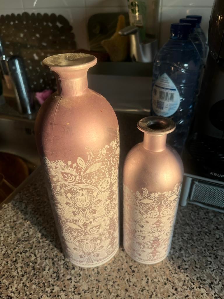 Roze vaasjes met kantpatroon, grijs vaasje, 2 kaarshouders, Ophalen of Verzenden, Zo goed als nieuw, Overige kleuren, Glas