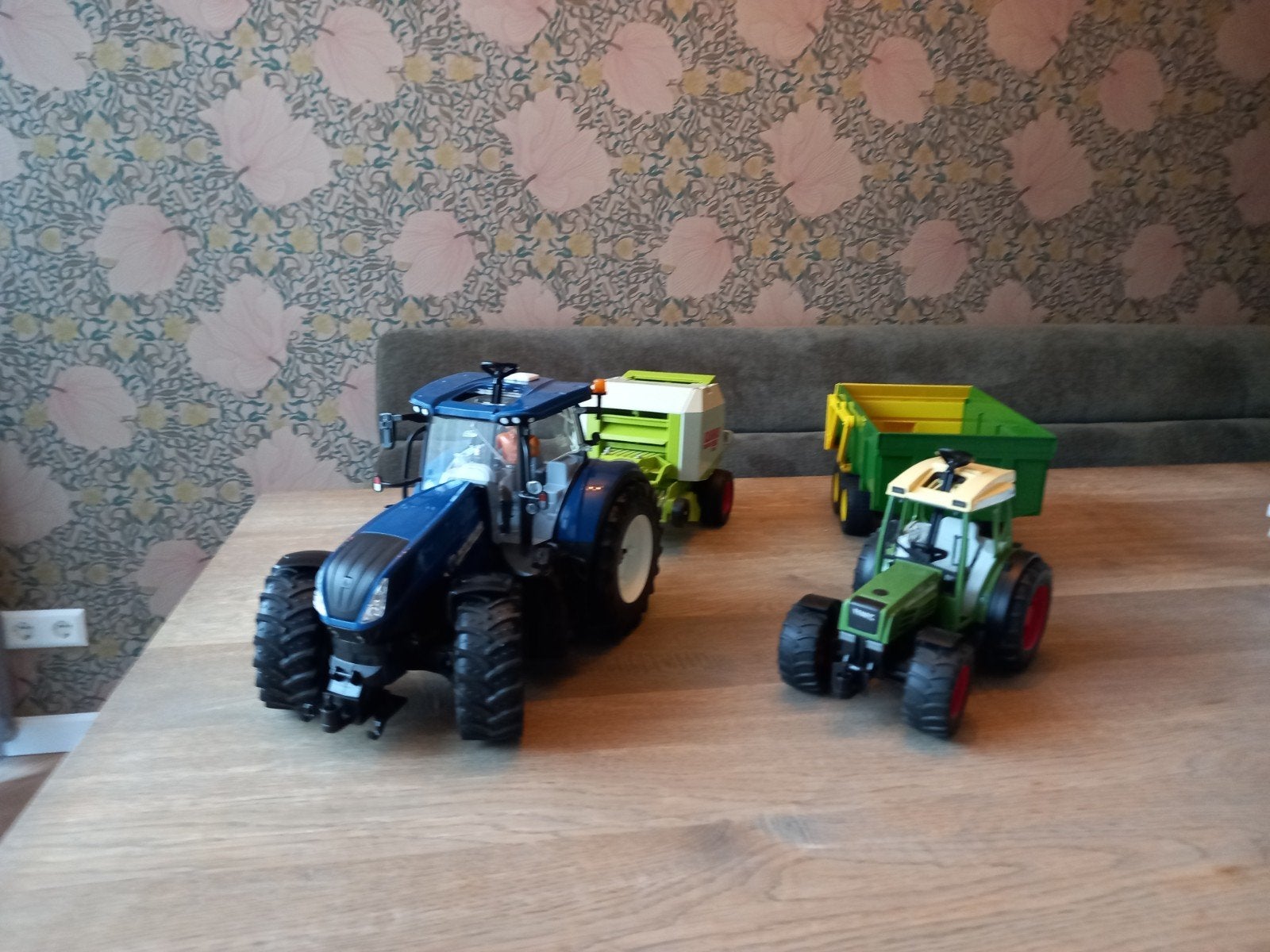 Bruder New Holland & Fendt met pers en kieper, Kinderen en Baby's, Speelgoed | Speelgoedvoertuigen, Ophalen of Verzenden, Gebruikt
