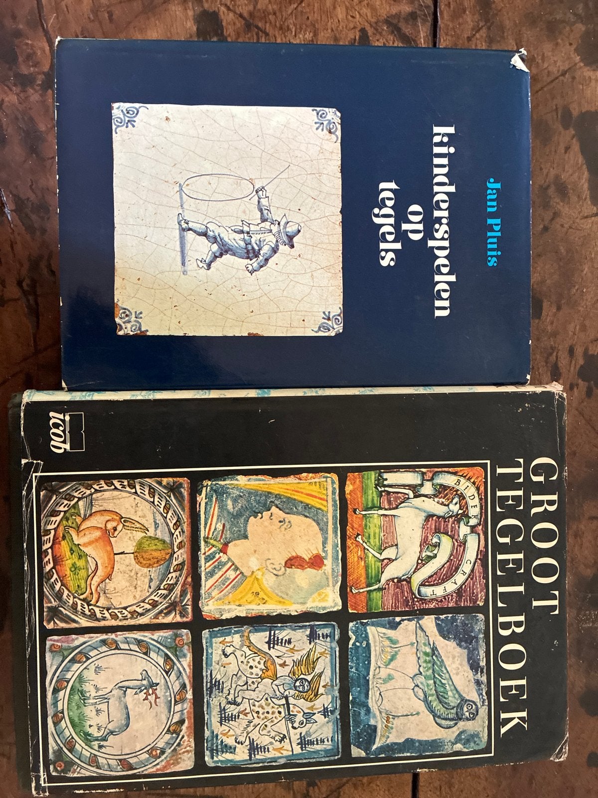 Groot Tegelboek & Kinderspelen op Tegels - Jan Pluis, Ophalen of Verzenden, Gelezen, Overige onderwerpen