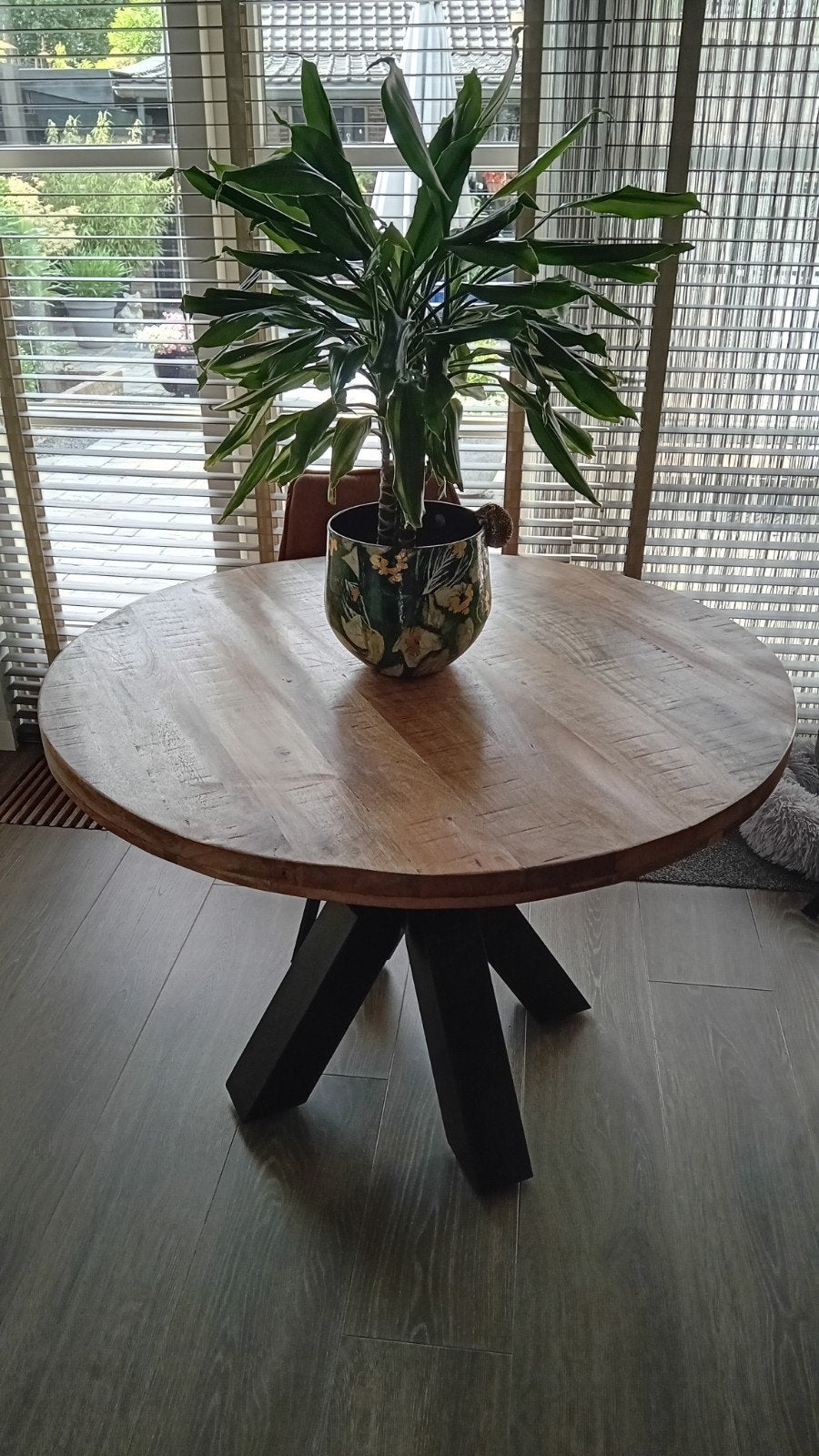 Mangohouten eettafel met gekruiste voet - Zo goed als nieuw, Ophalen, Rond, Zo goed als nieuw, 100 tot 150 cm