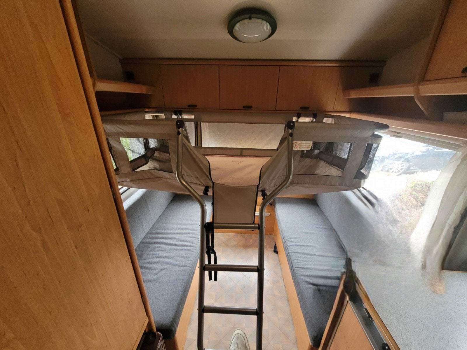 Los stapelbed caravan uwis, Ophalen