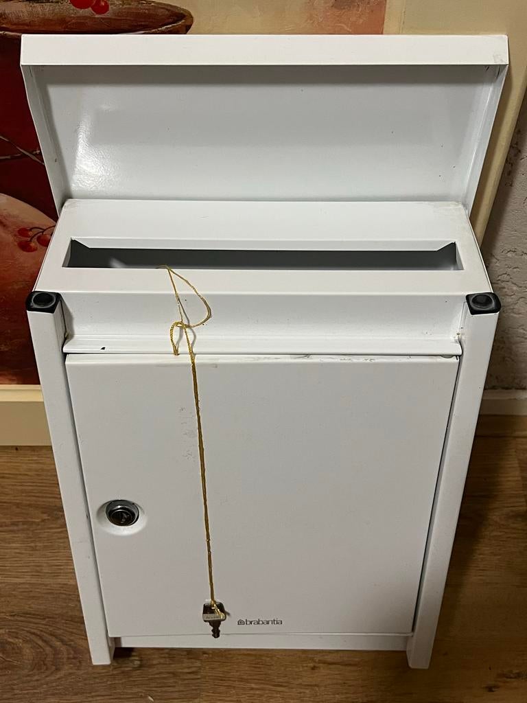 Brabantia Wandbrievenbus - Wit, met sleutel, Ophalen of Verzenden, Gebruikt, Staal, Wandbrievenbus