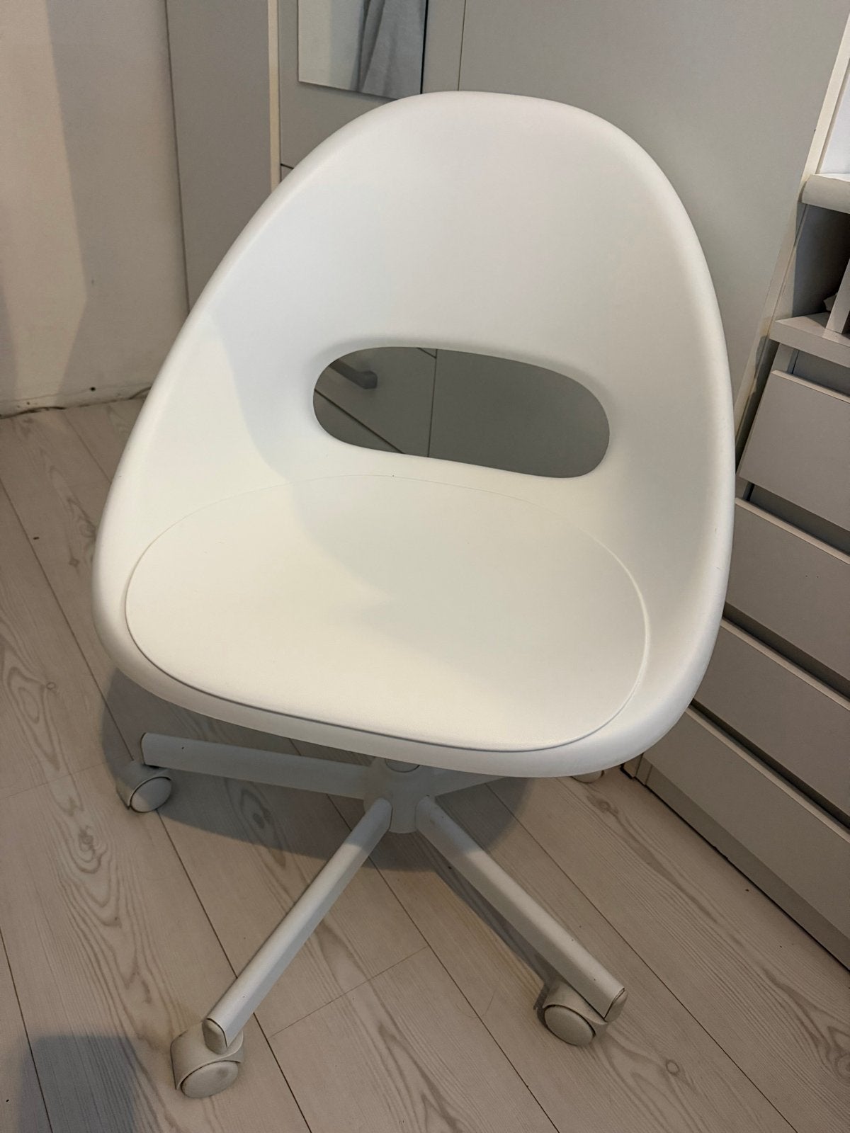 IKEA LOBERGET / MALSKÄR Bureaustoel, wit, Huis en Inrichting, Bureaustoelen, Ophalen, Gebruikt, Wit, Bureaustoel
