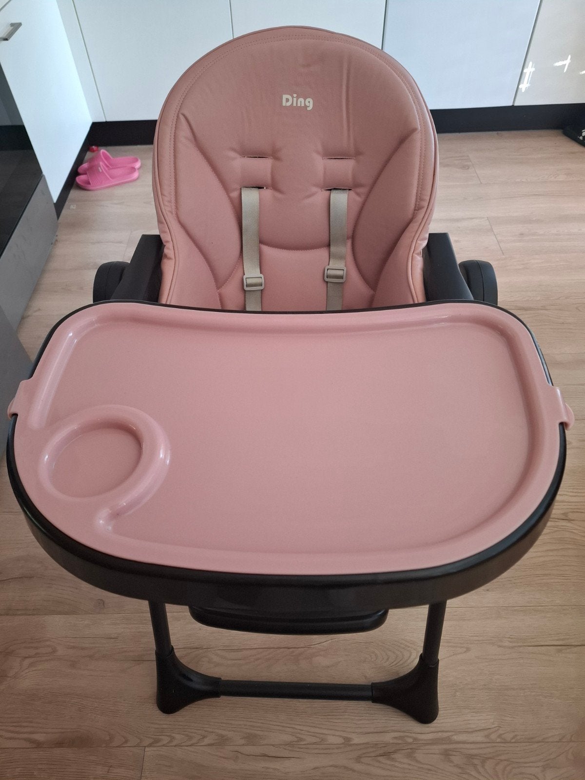 Roze Ding kinderstoel met eetblad en gordel, Ophalen, Zo goed als nieuw, Overige typen, Afneembaar eetblad