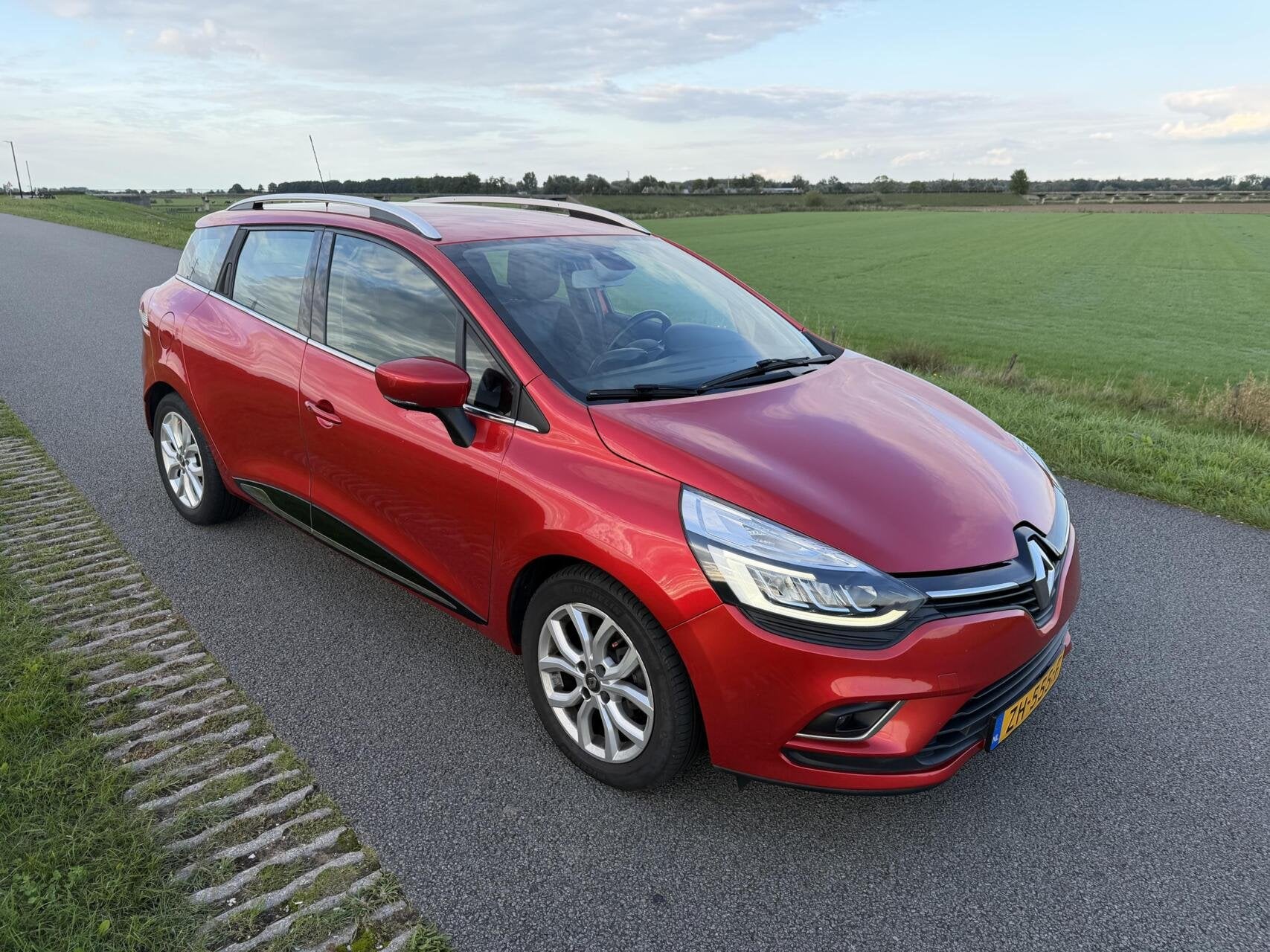 Renault Clio Estate 0.9 TCe Intens half leer trekhaak cruise, Auto's, Voorwielaandrijving, 898 cc, Gebruikt, Euro 6