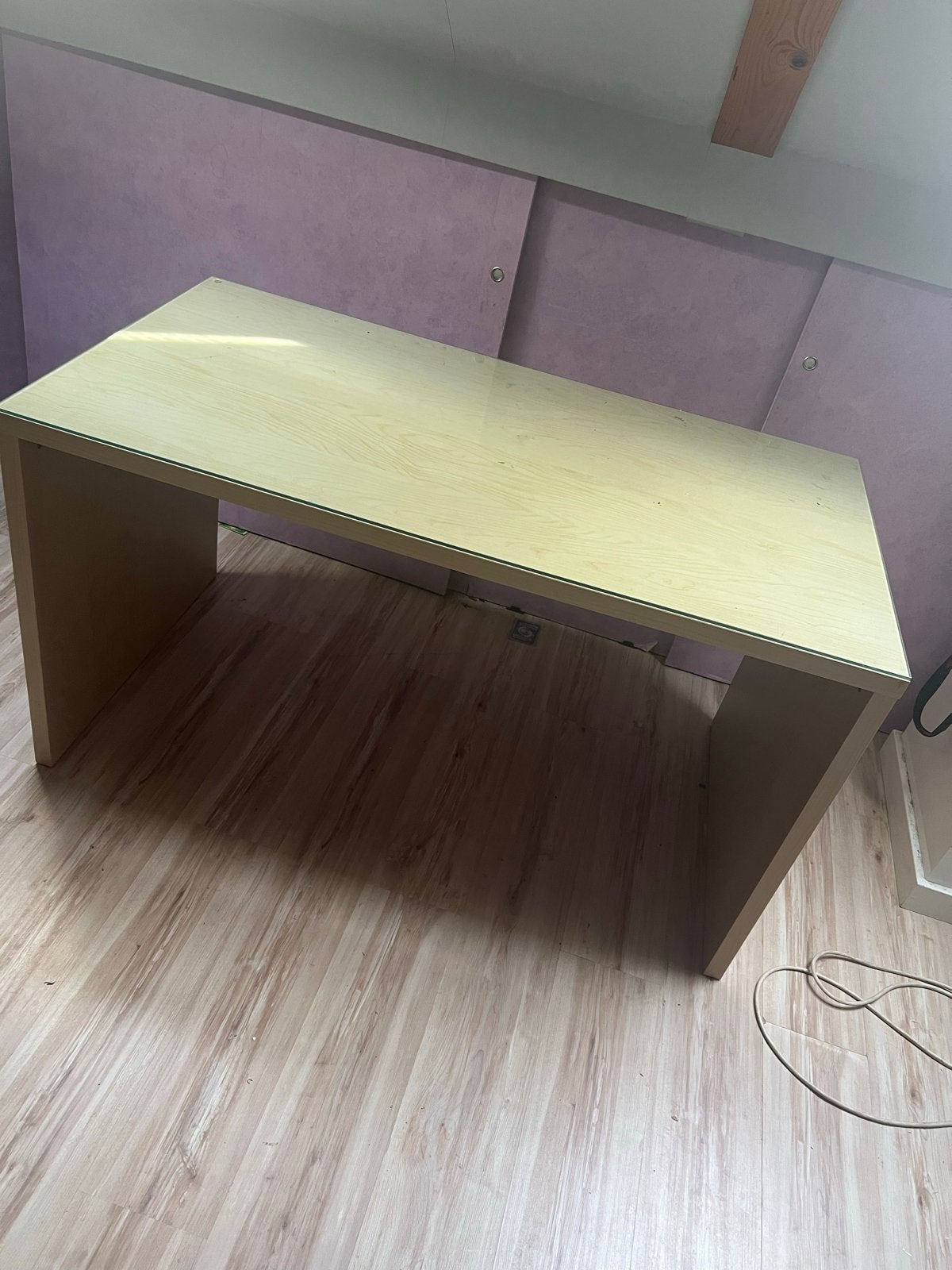 Ikea- Modern houten bureau met glazen blad, Huis en Inrichting, Gebruikt, Hout, Bruin, Ophalen of Verzenden