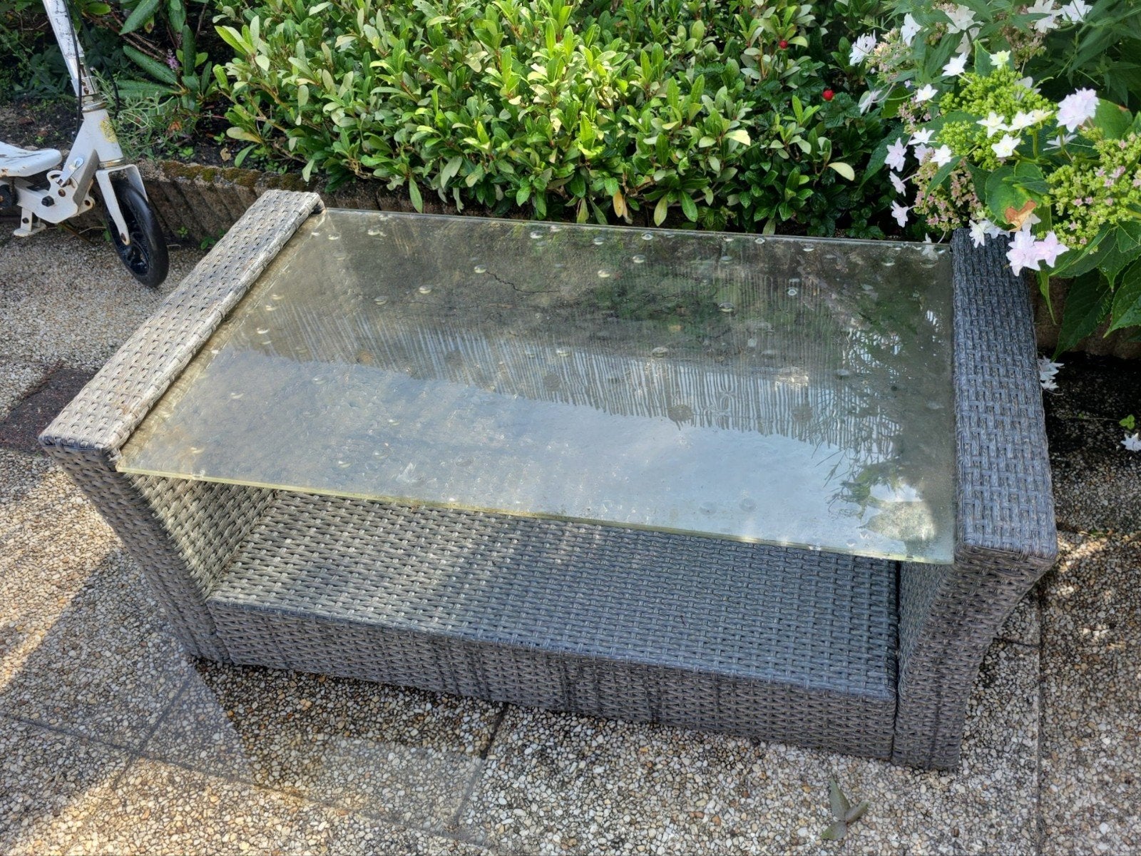 Buiten salontafel grijs met glasplaat., Tuin en Terras, Tuinmeubel-accessoires, Ophalen, Gebruikt