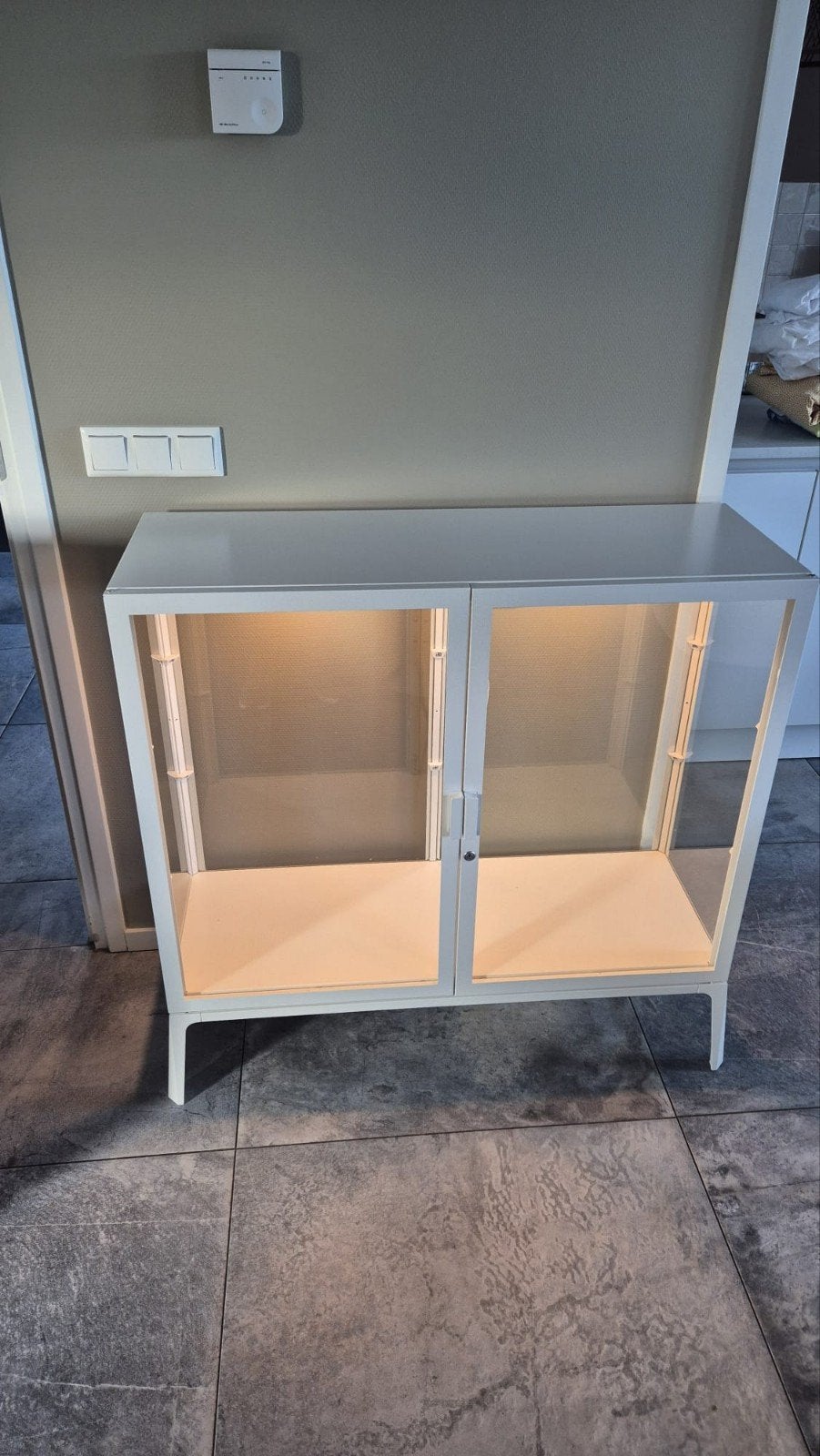 Vitrinekast Ikea Milsbo inclusief glazen plankjes, Ophalen, Met deur(en), 100 tot 150 cm, 100 tot 150 cm