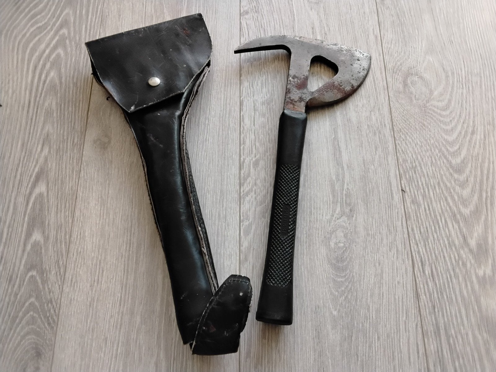 oude reddingsbijl / escape axe 42D8331, Ophalen