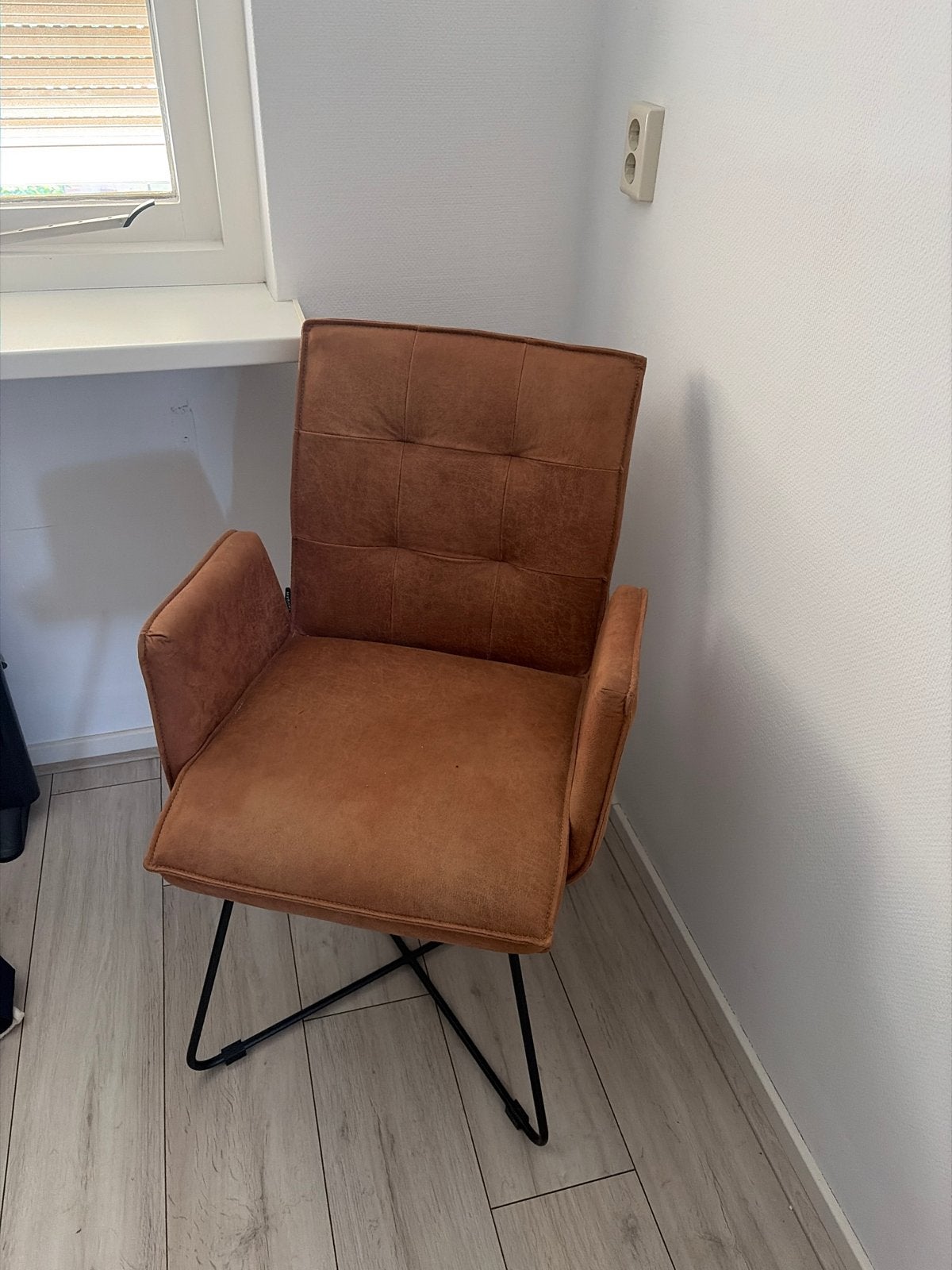Nette bruine fauteuil met metalen onderstel, Huis en Inrichting, Ophalen, Gebruikt, 75 tot 100 cm, Stof