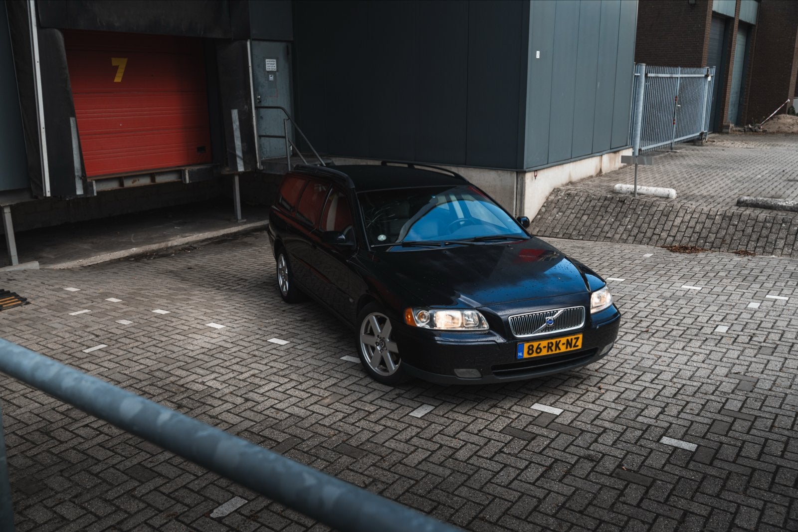 Volvo V70 2.4 D5 AUT 2005 Zwart, 1800 kg, Zwart, Stationwagon, Diesel