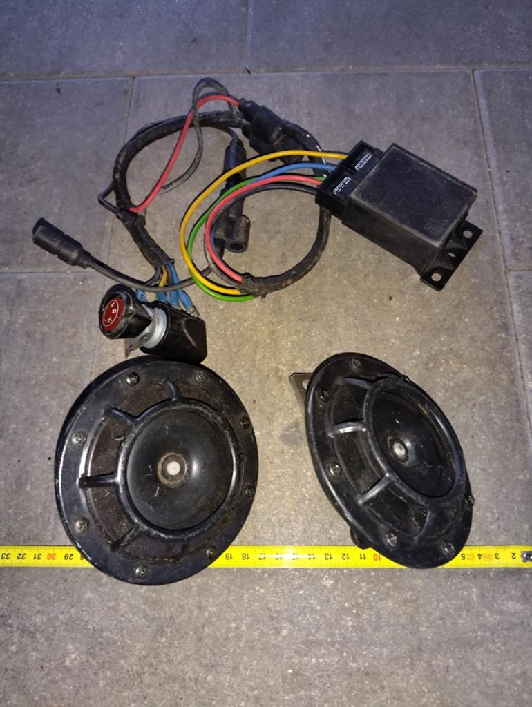 Origineel SIGNAALHOORNSET, compleet, 24 Volt. Bosch + Hella, Auto-onderdelen, Ophalen of Verzenden, Gebruikt, Overige automerken