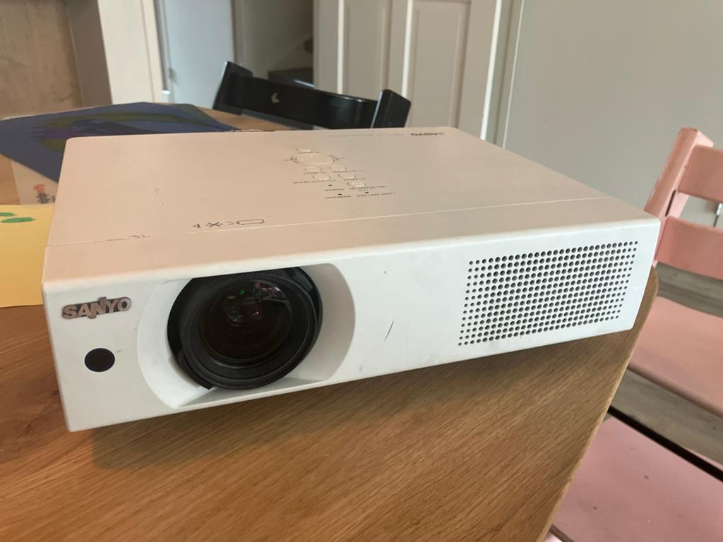 Sanyo PROxtraX Multiverse Projector PLC-XU105, Audio, Tv en Foto, Beamers, Ophalen, Gebruikt, LCD, Overige resoluties