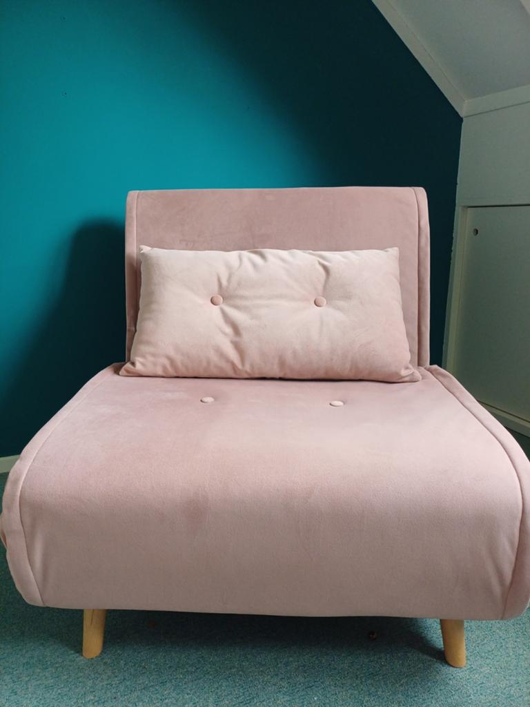 MADE 1-persoons slaapbank/slaapstoel oudroze velour, Huis en Inrichting, Slaapkamer | Slaapbanken, Ophalen, Zo goed als nieuw