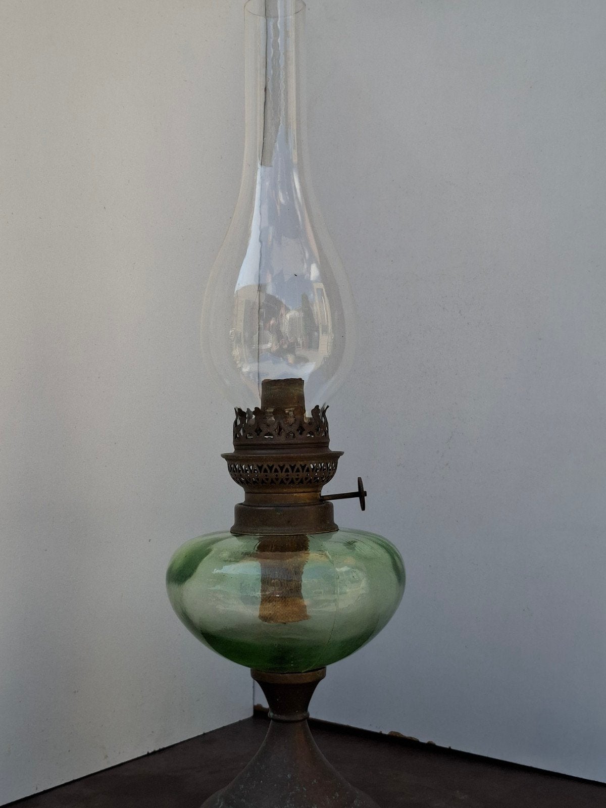 ANTIEKE OLIE/PETROLEUM LAMP, MET GLAZEN RESERVIOR, 1880-1920, Ophalen of Verzenden