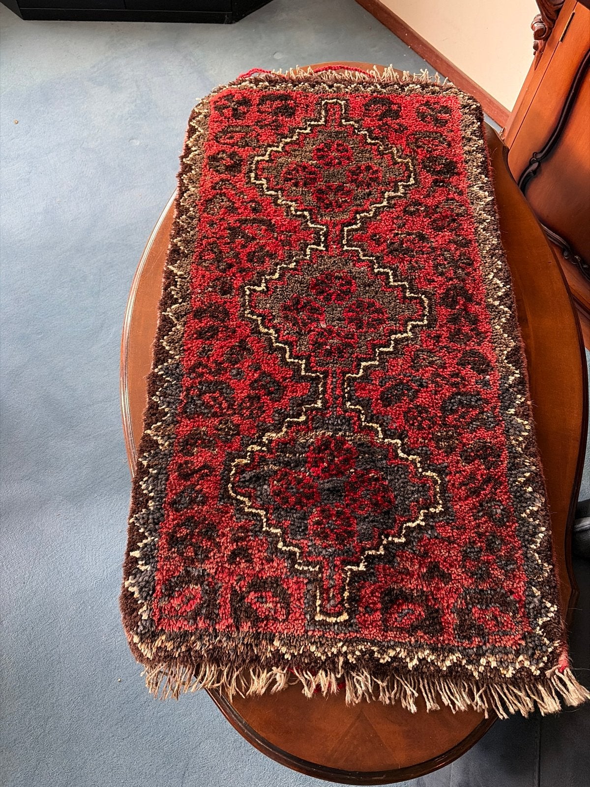 Vintage Perzisch tapijtje, rood met geometrisch patroon, Ophalen, Gebruikt, 100 tot 150 cm, 50 tot 100 cm