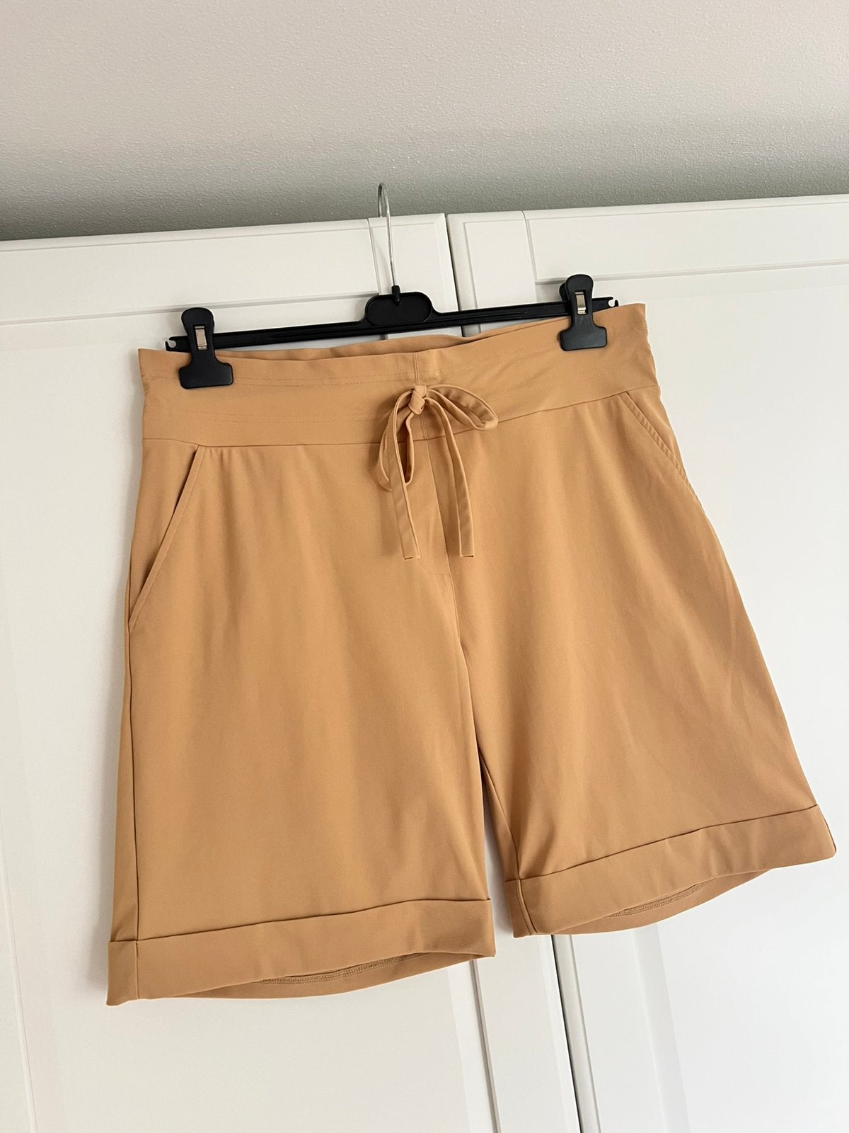 Studio anneloes bermuda korte broek XL sahara travelstof, Beige, Maat 46/48 (XL) of groter, Ophalen of Verzenden, Zo goed als nieuw