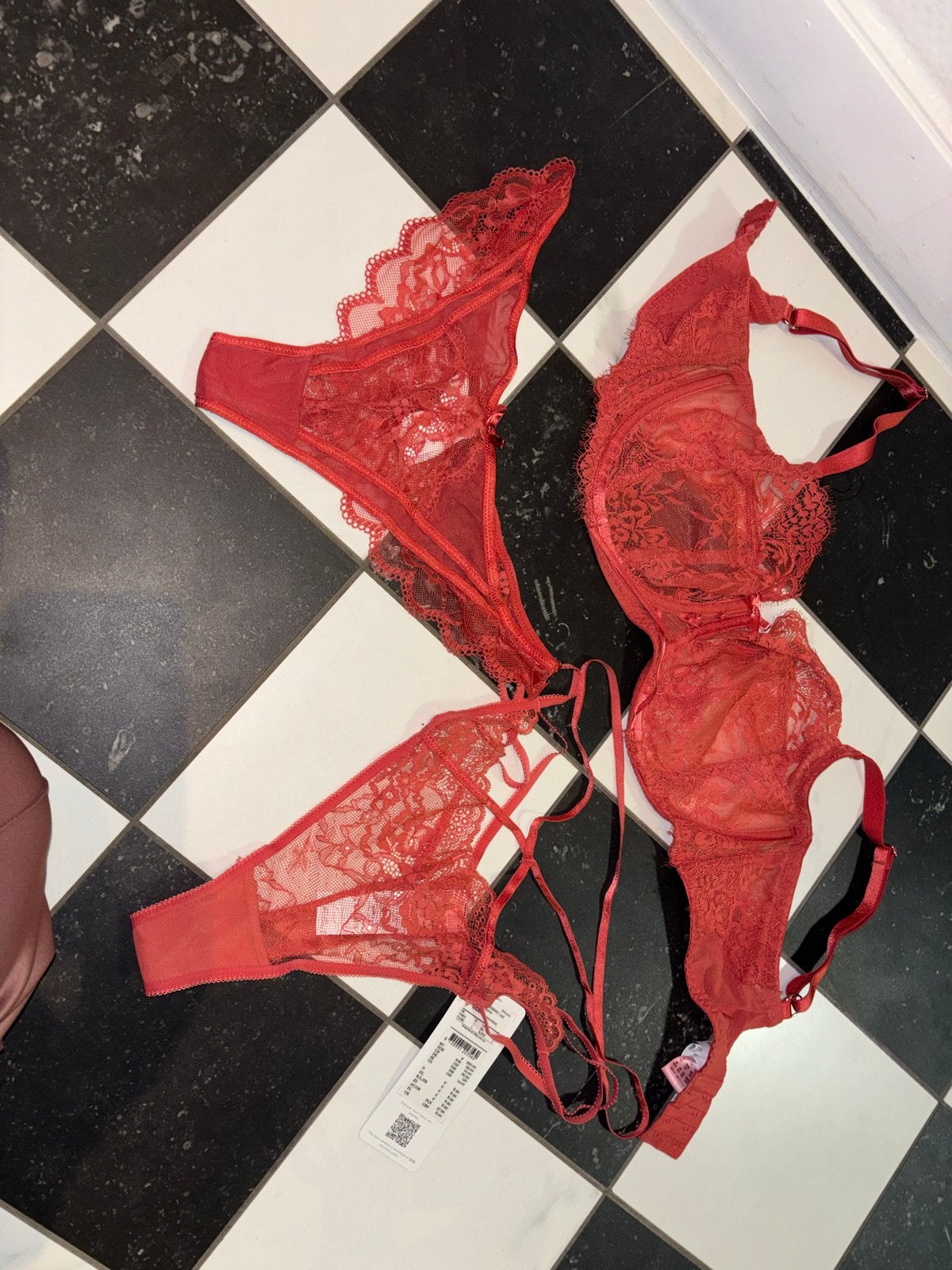 Hunkemöller Lingerie Set Rood 85E Broekje L, Ophalen of Verzenden, Rood, Setje
