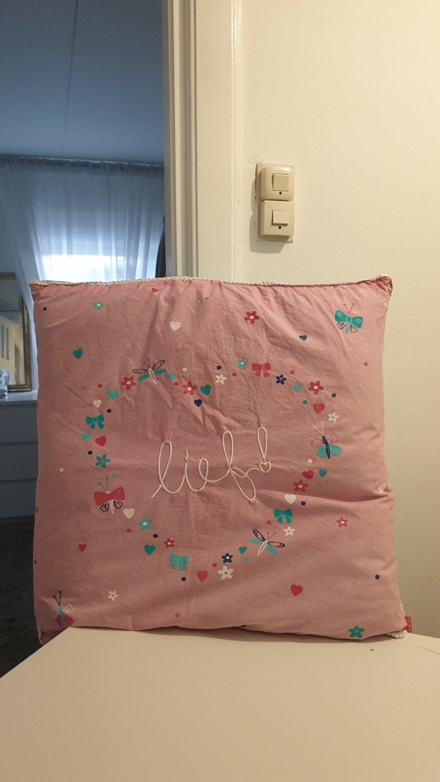 Groot Roze Zitkussen met 'Lief!' Opdruk en Vlinders, Ophalen, Gebruikt, Vierkant, Roze