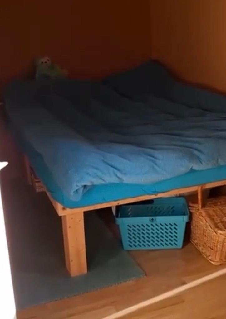 Zelfgemaakt houten bed met veel opbergruimte twijfelaar, Huis en Inrichting, Slaapkamer | Bedden, Ophalen, Bruin, Zo goed als nieuw