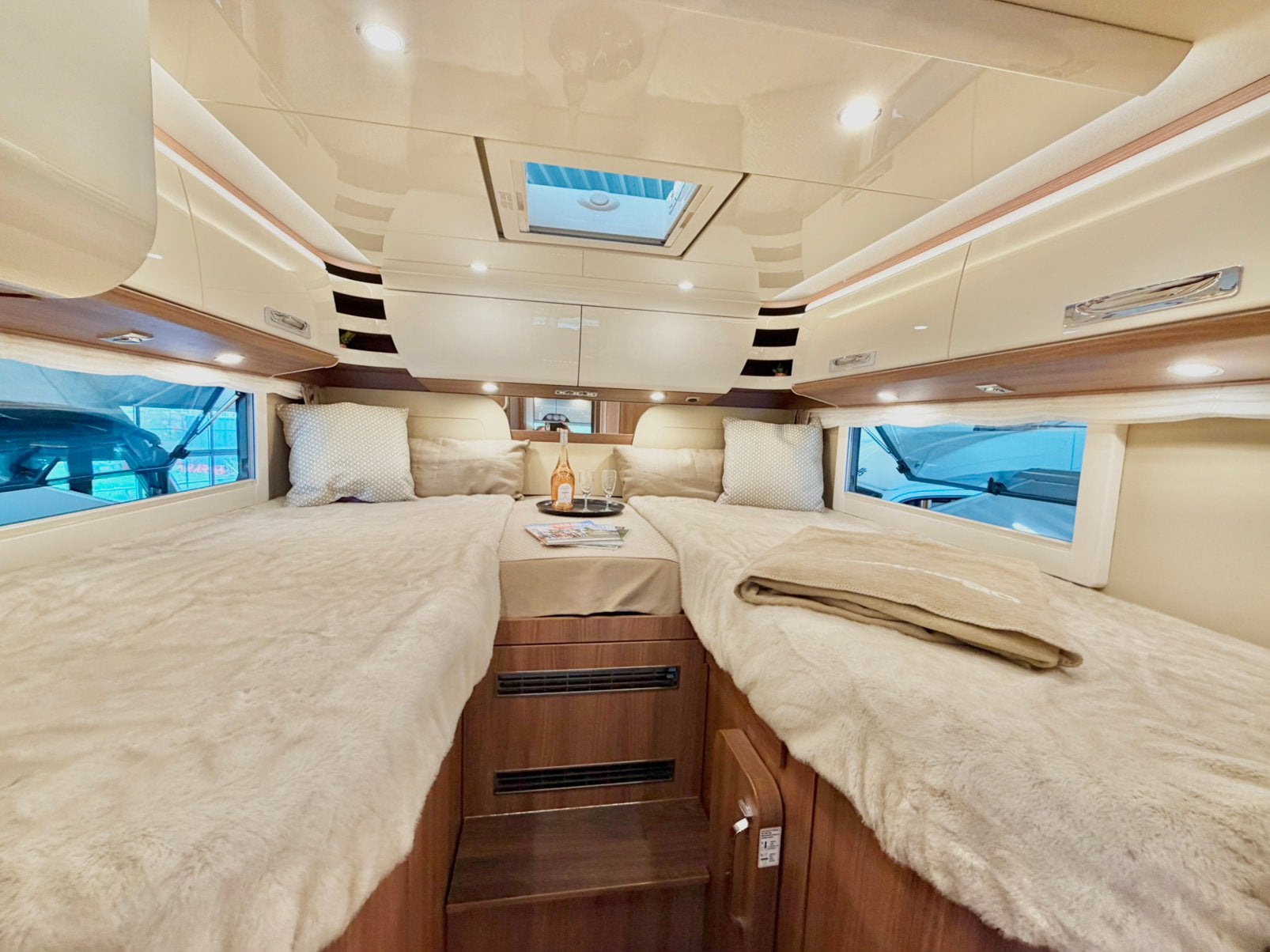 Carthago CHIC E-LINE I 50 LEL Mercedes met bovenkastjes, Koelkast, 7 tot 8 meter, Bedrijf, Diesel