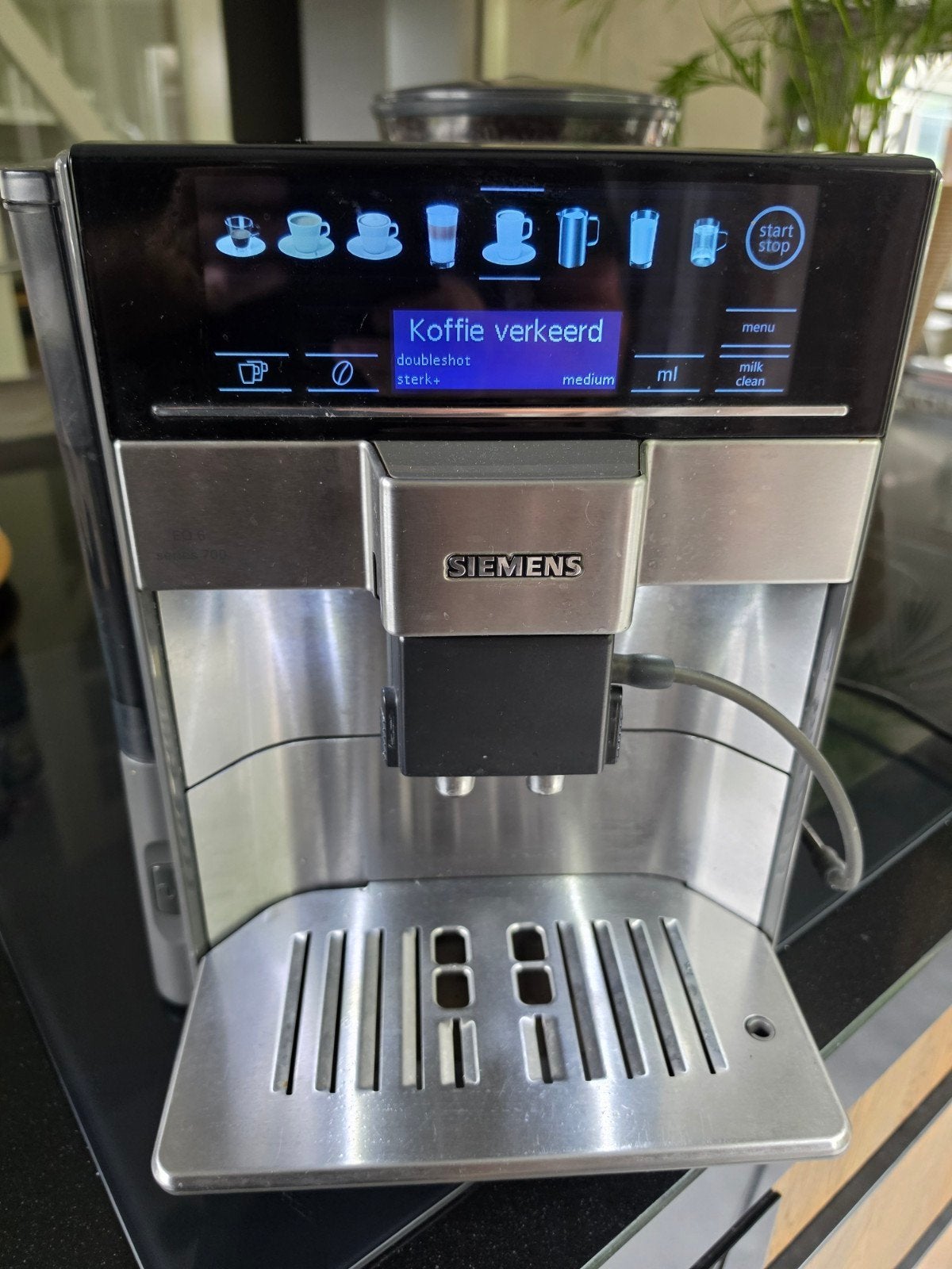 Siemens EQ.7 Plus TE607203RW/07 Koffiemachine, Gebruikt, 10 kopjes of meer, Koffiemachine, Afneembaar waterreservoir