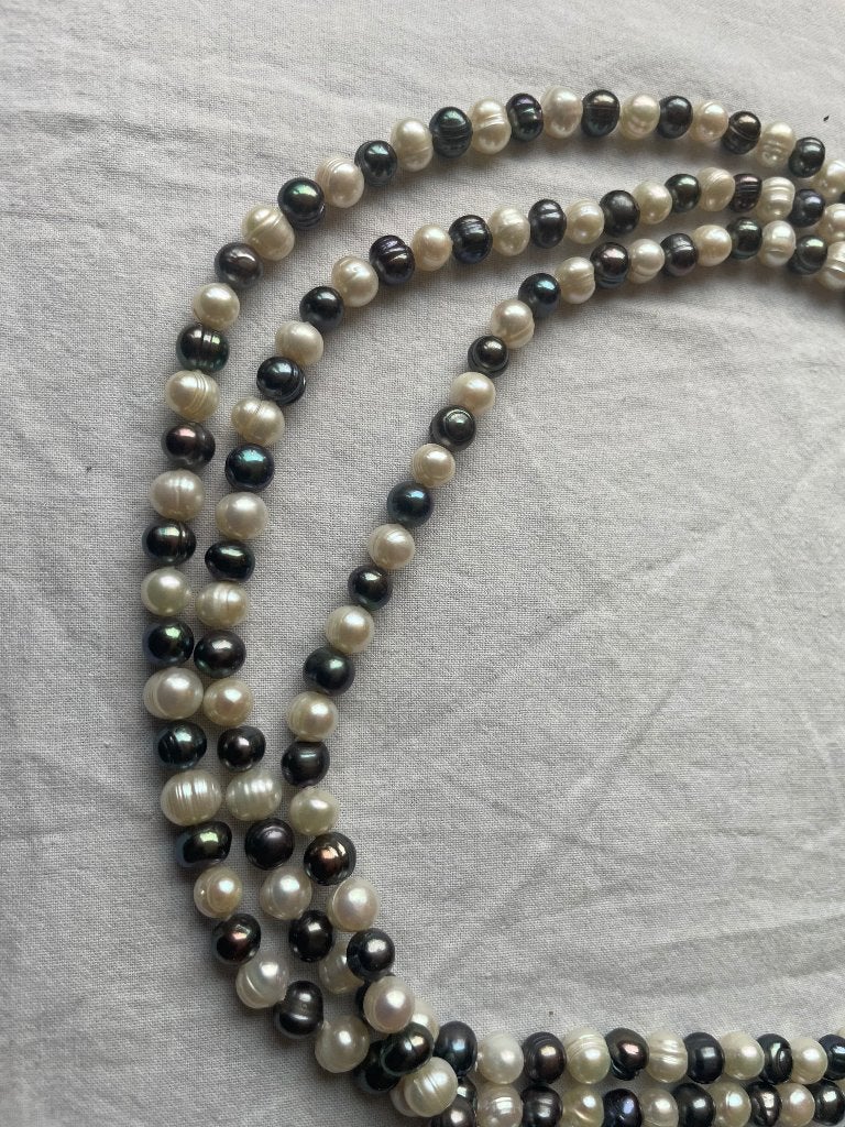 Lange ketting van barokparels - wit en donkergrijs - WD014, Sieraden, Tassen en Uiterlijk, Kettingen, Zo goed als nieuw, Steen of Mineraal