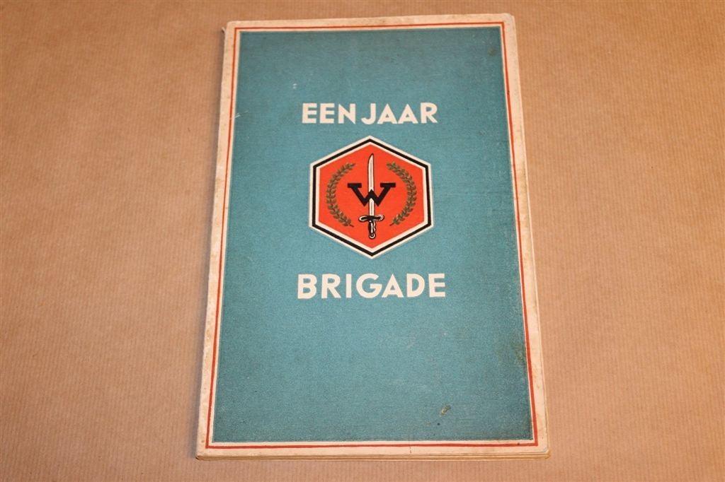 Eén jaar W-Brigade — NL-Indië, Gedenkboek 1947 Zeldzaam, Ophalen of Verzenden, Tweede Wereldoorlog, Gelezen, Overige onderwerpen