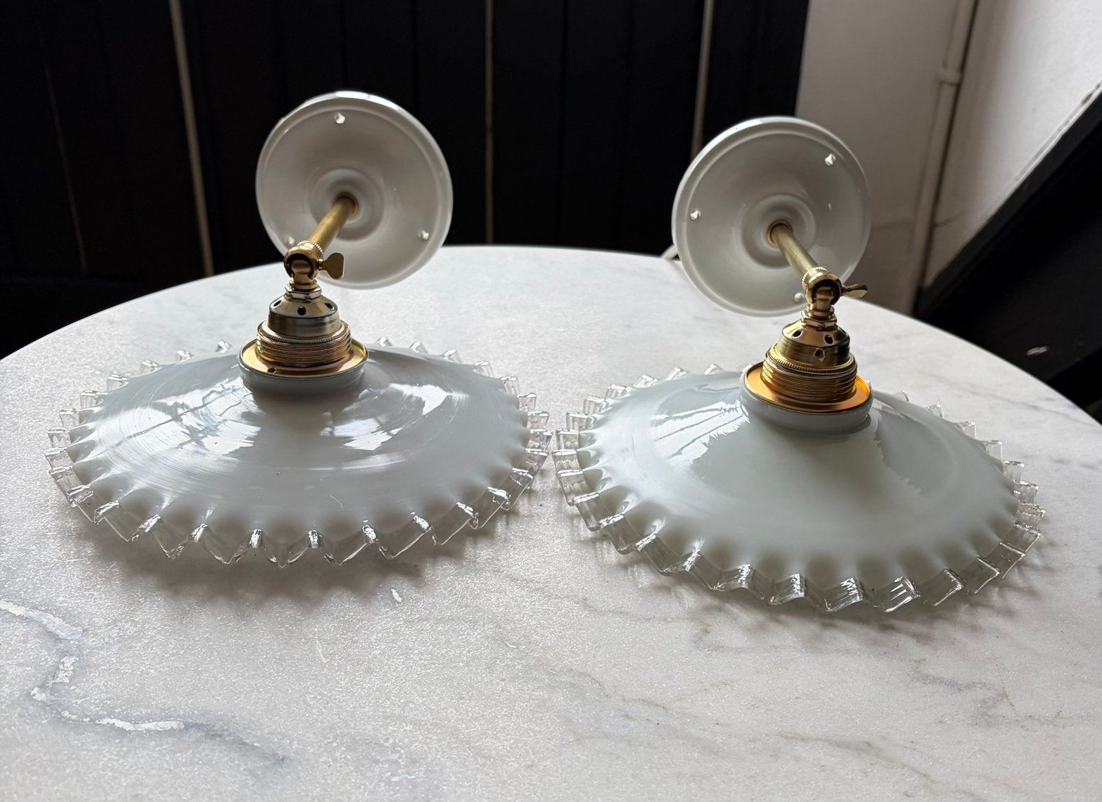 Vintage 2 set Franse wit melkglas glazen kartel wandlamp, Ophalen of Verzenden, Zo goed als nieuw, Glas