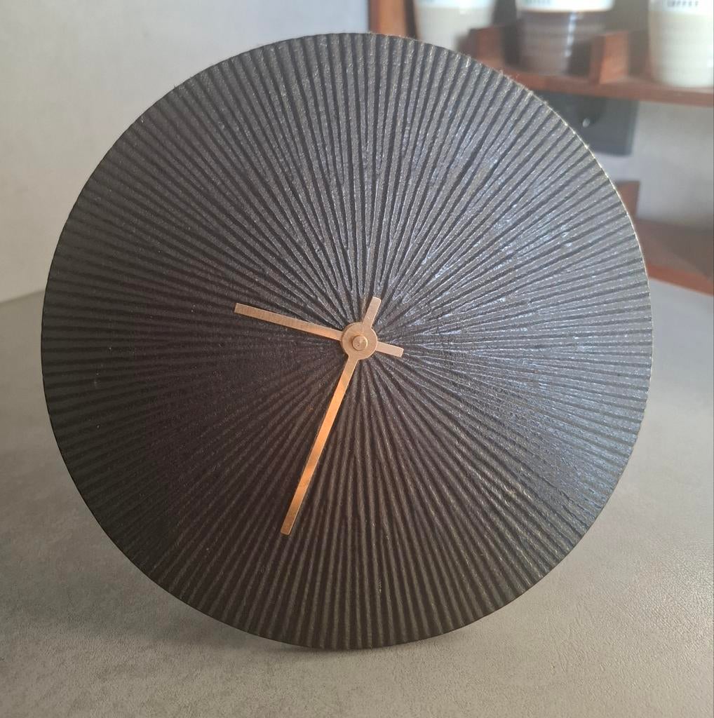 Zwart geribbelde metalen ronde klok met goudkleurige wijzers, Ophalen of Verzenden, Zo goed als nieuw, Analoog, Wandklok